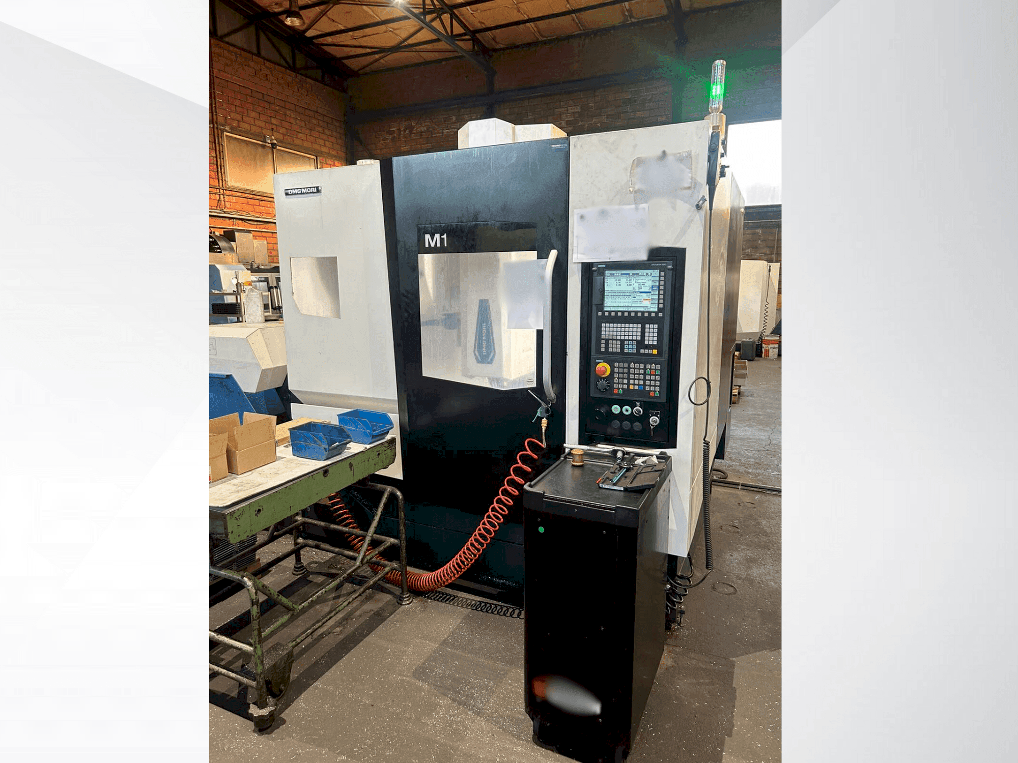 Vue de face de la machine DMG MORI M1 PRO