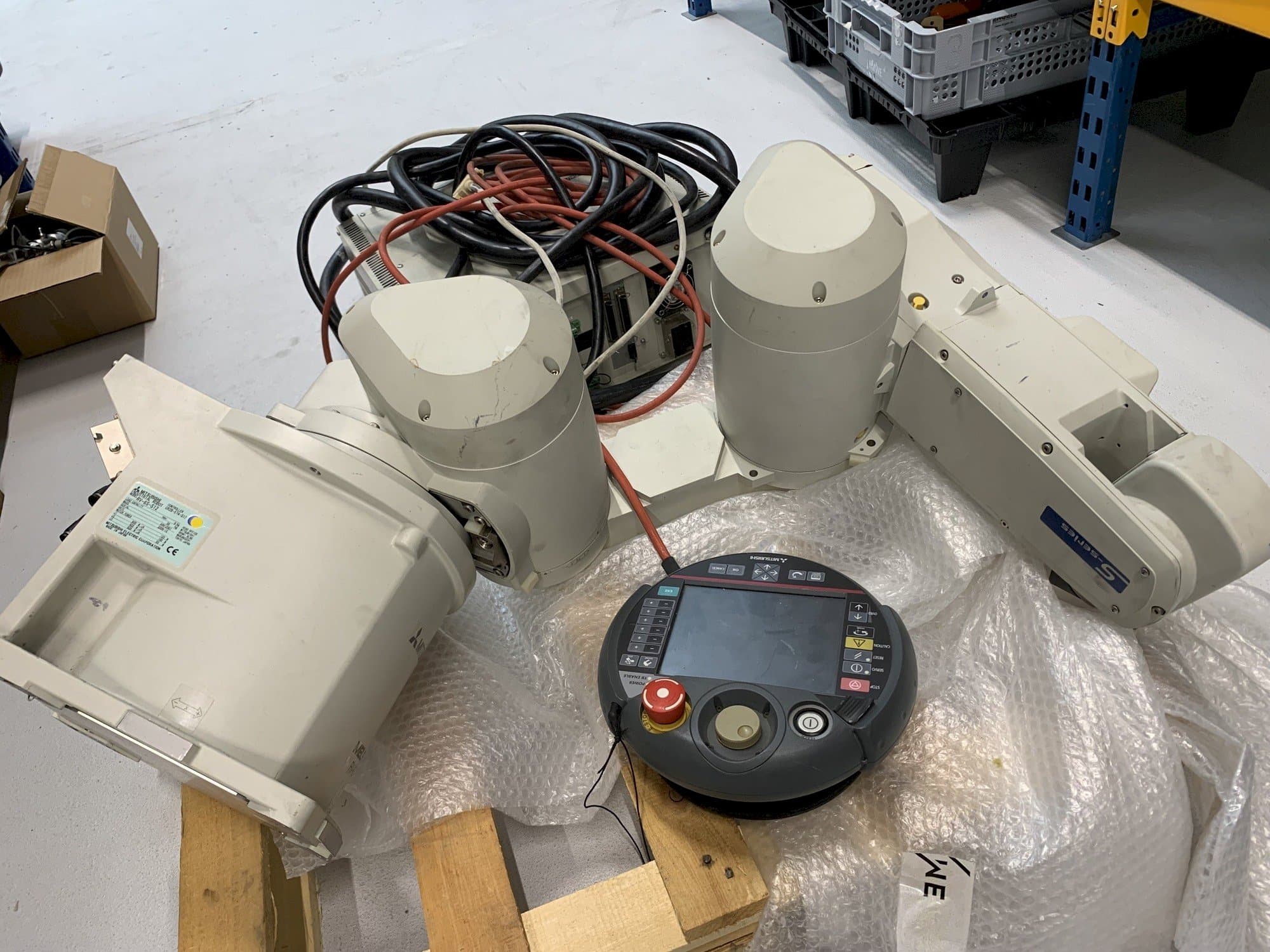 Vue de face de la machine Mitsubishi Melfa RV 6S