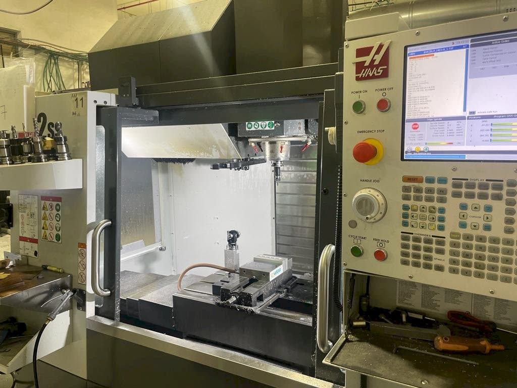 Vue de face de la machine HAAS VF-2SS