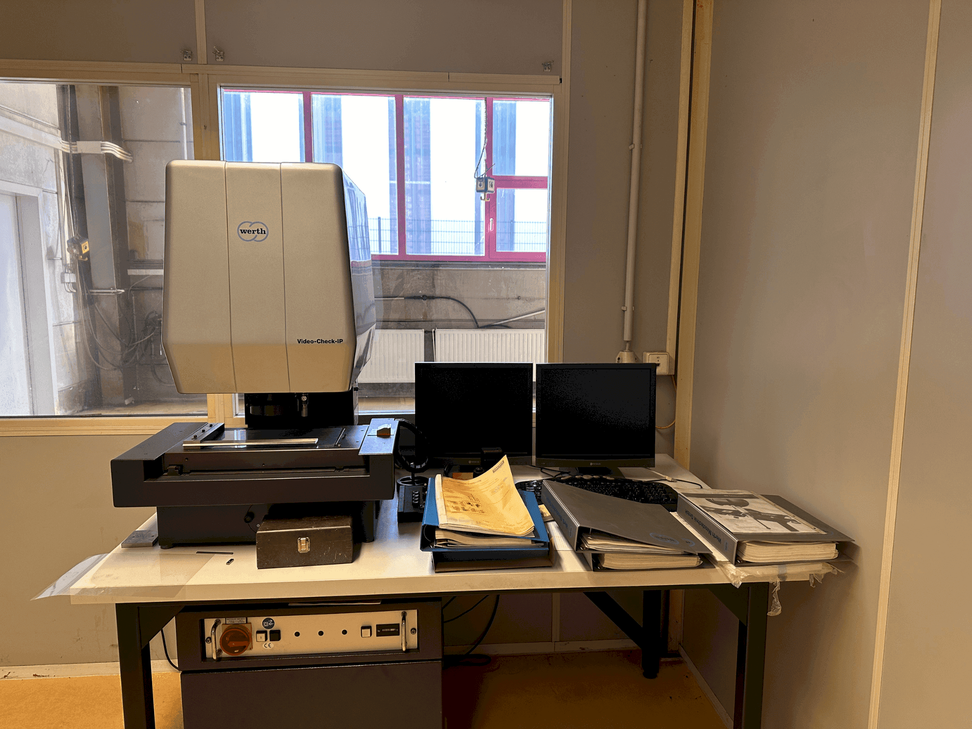 Vue de face de la machine Werth Video-Check IP 250x125 3D CNC