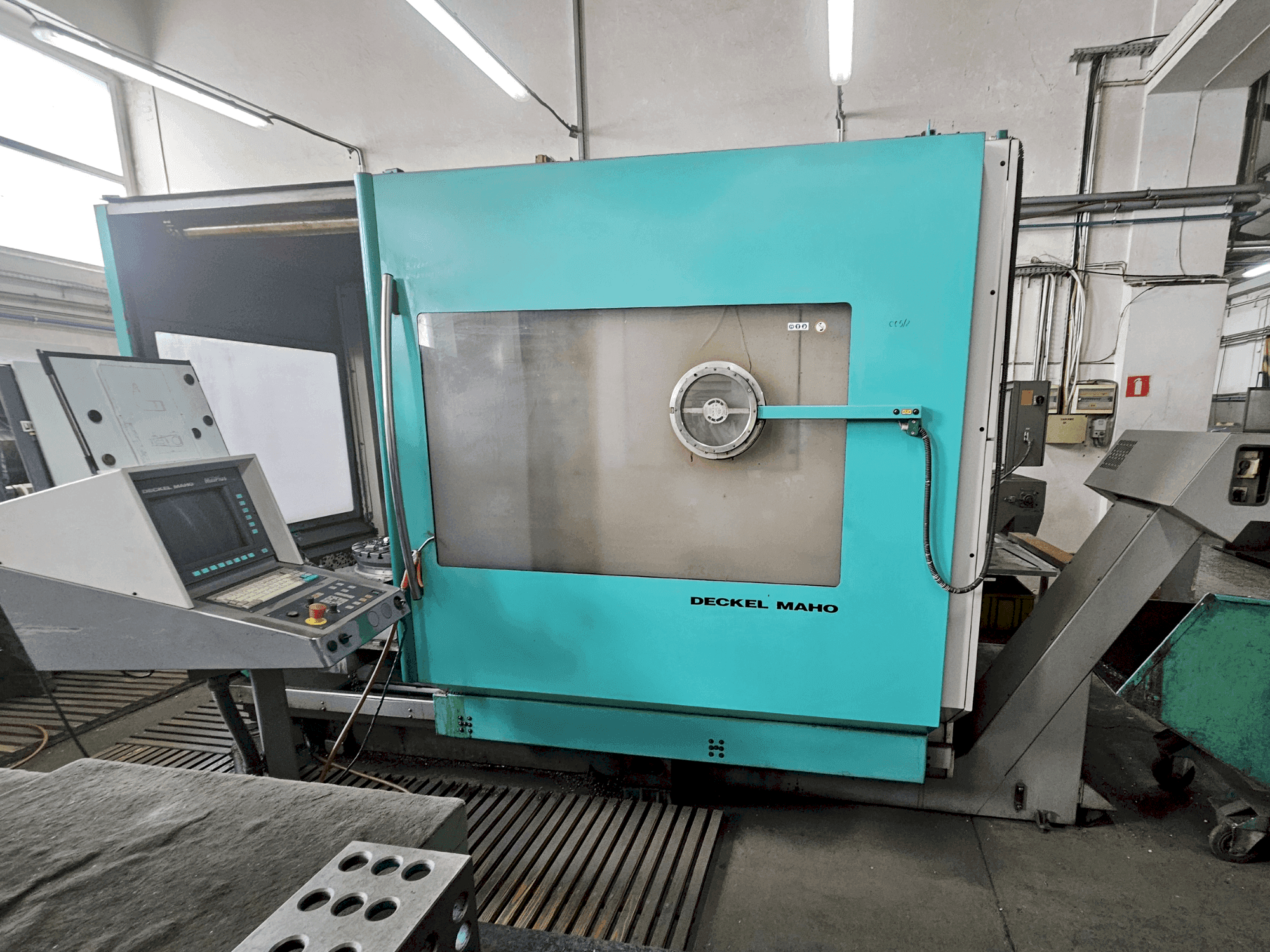 Vue de face de la machine DECKEL MAHO DMU 60P