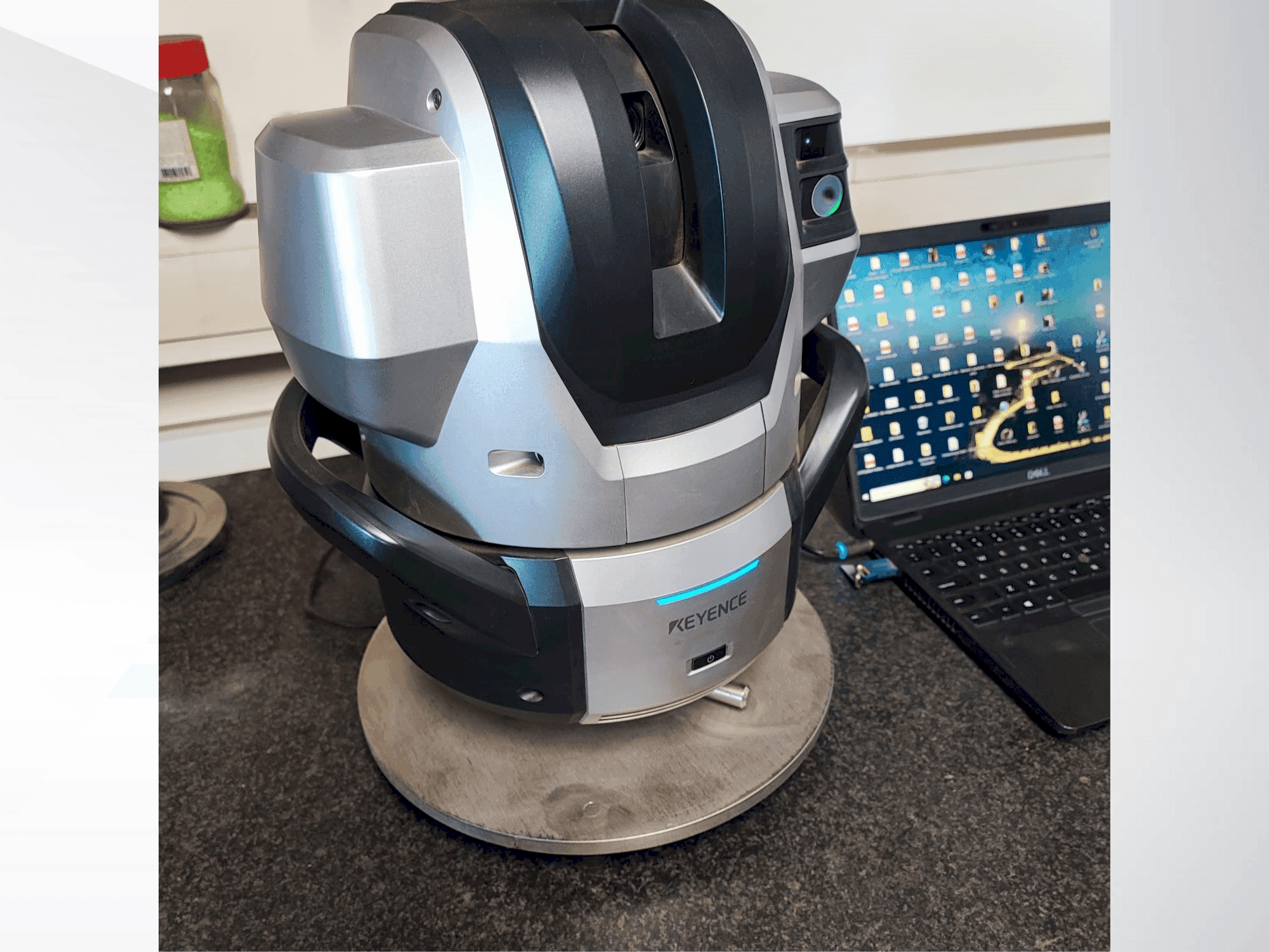 Vue de face de la machine KEYENCE WM 3000