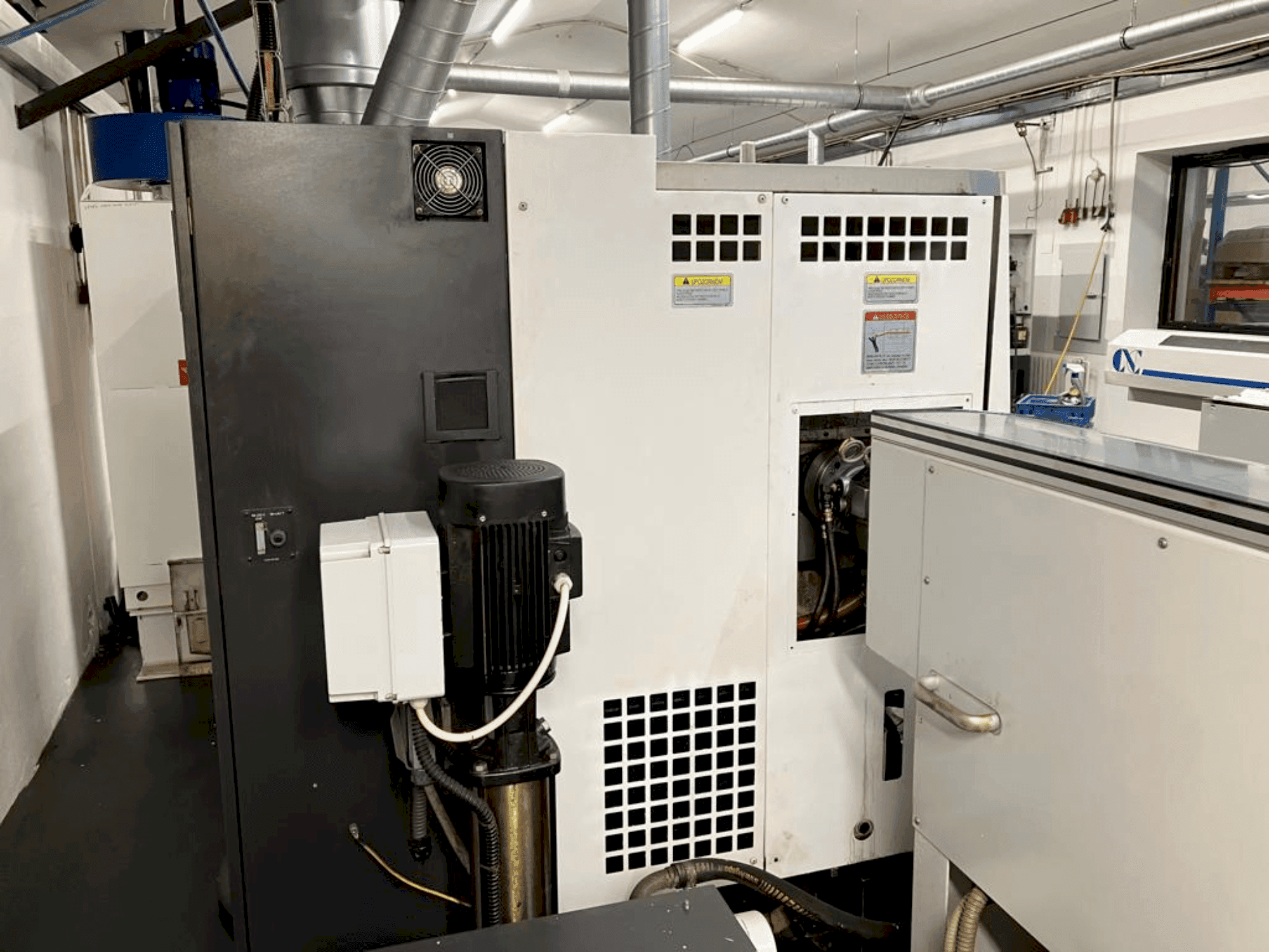 Vue de face de la machine Okuma LB2000EXII MC