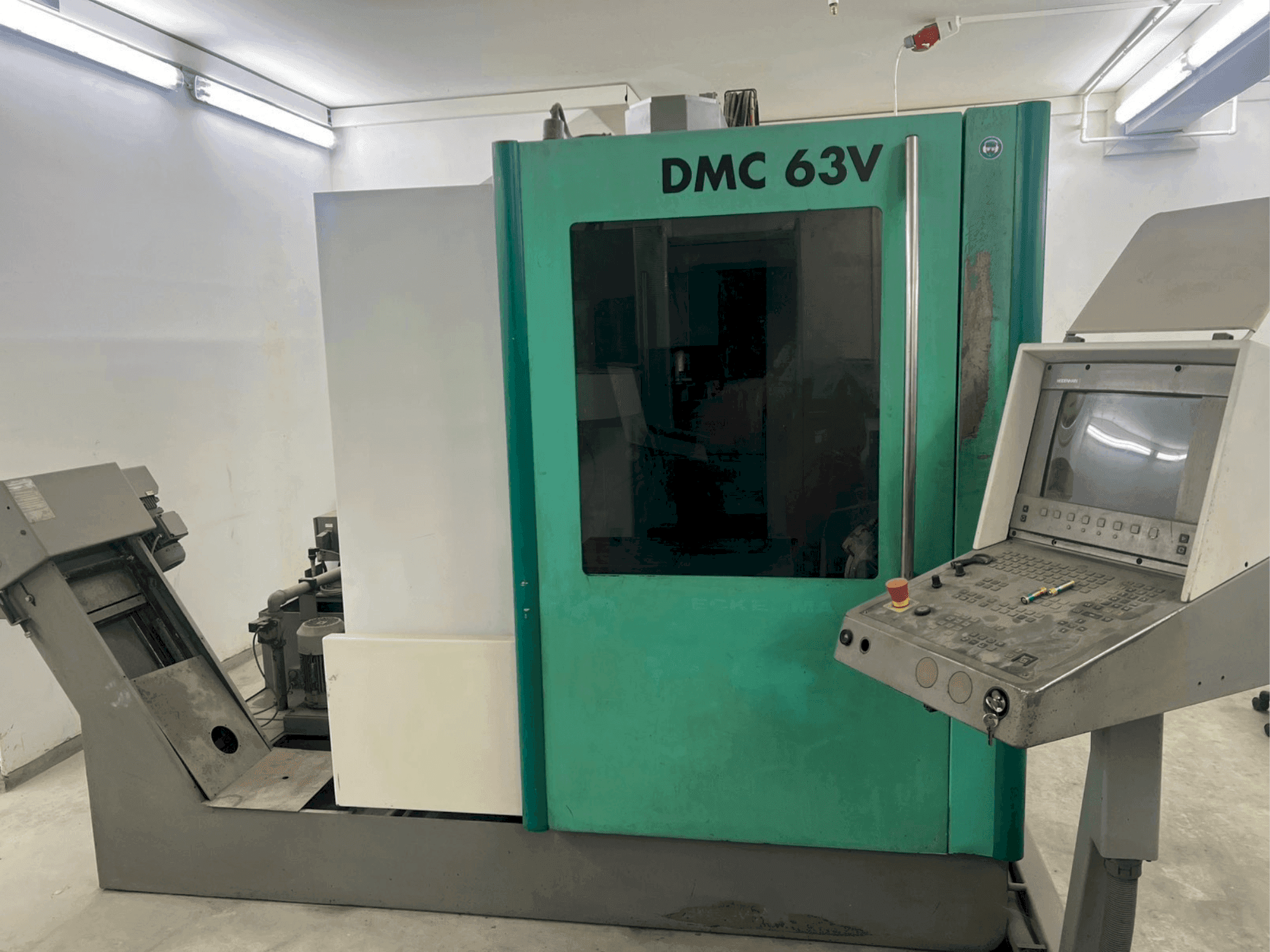 Vue de face de la machine DECKEL MAHO DMC 63V