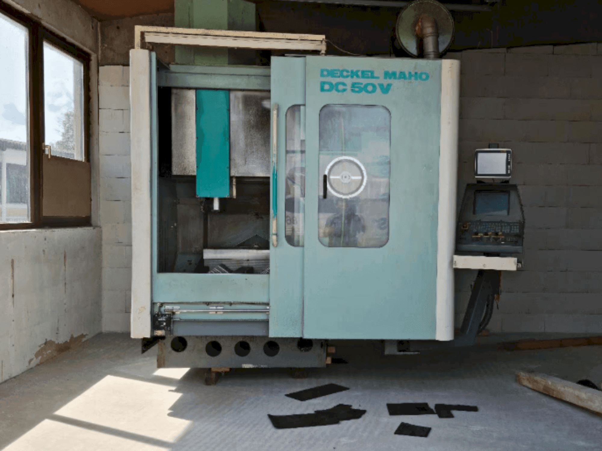 Vue de face de la machine DECKEL MAHO DC 50 V