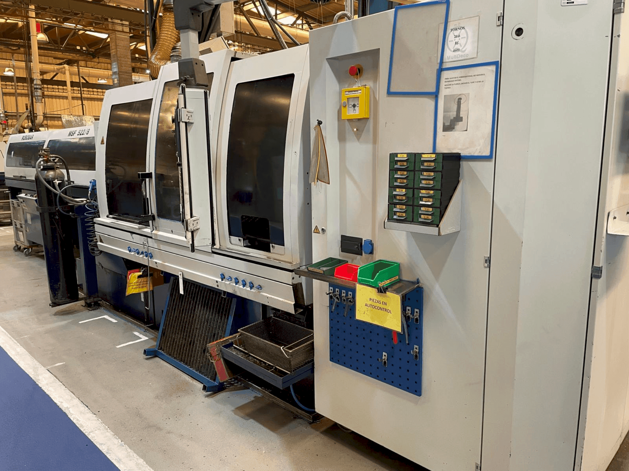 Vue de face de la machine TORNOS MultiDeco 20-8b