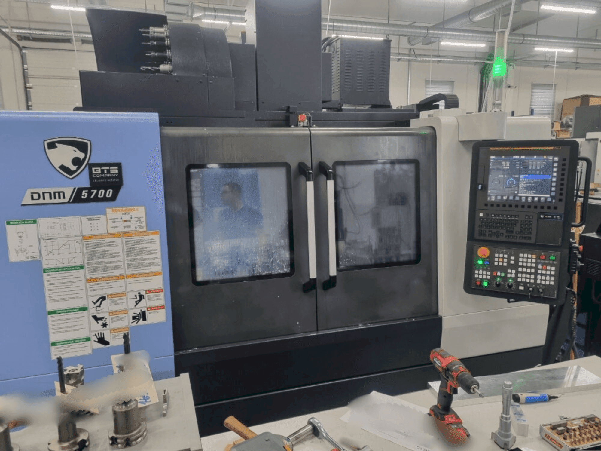 Vue de face de la machine DN SOLUTIONS DNM 5700