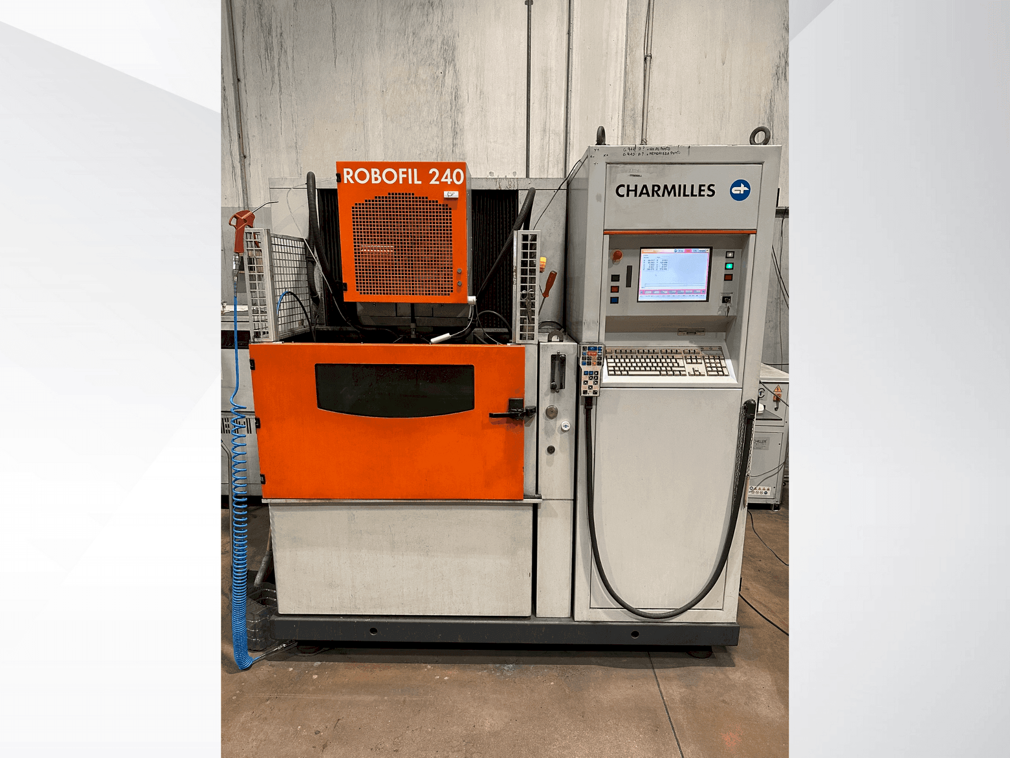 Vue de face de la machine CHARMILLES Robofil 240