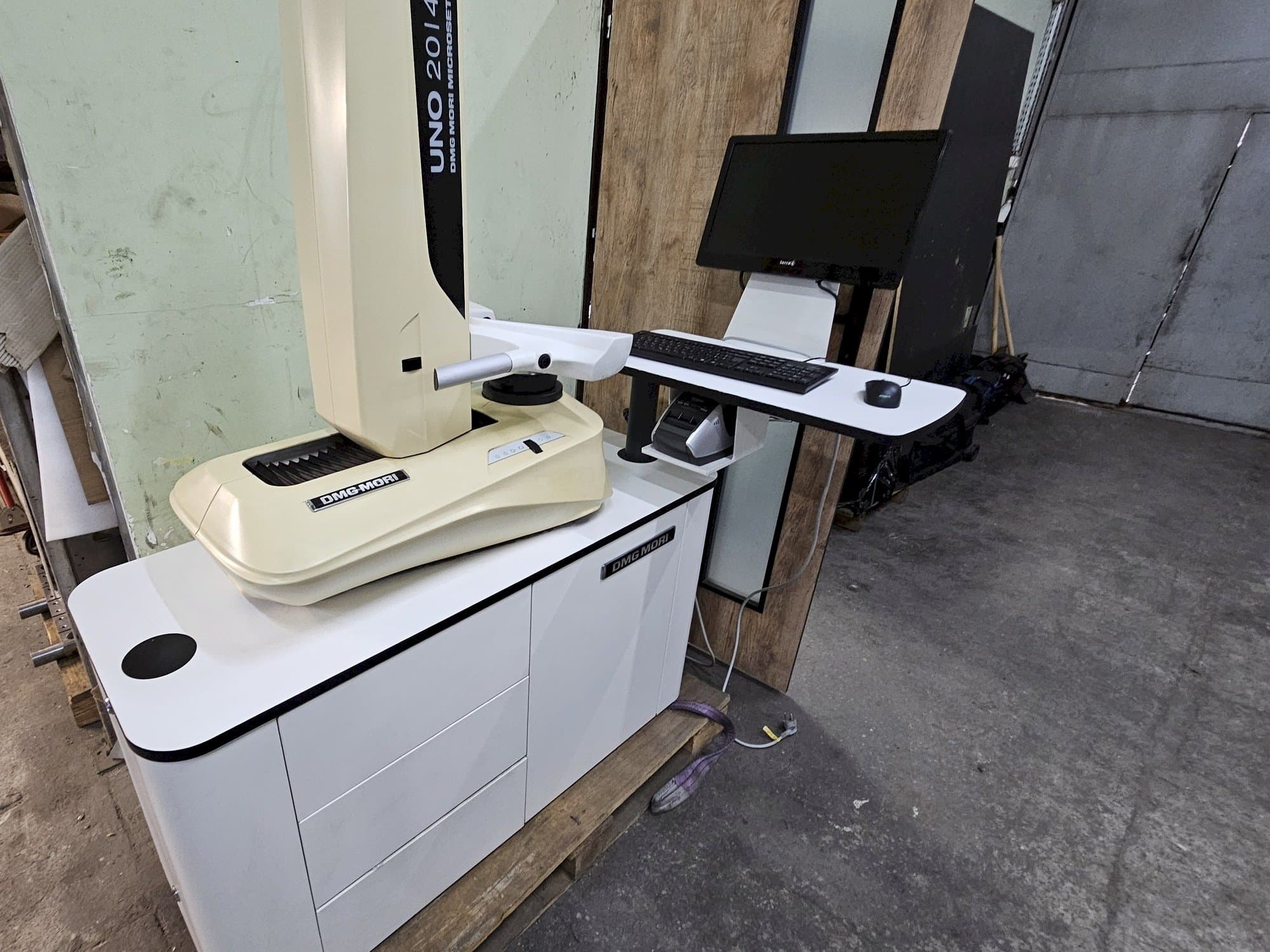 Vue de face de la machine DMG MORI UNO 20/40