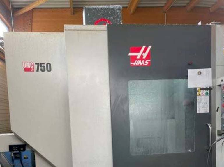 Vue de face de la machine HAAS UMC 750 S