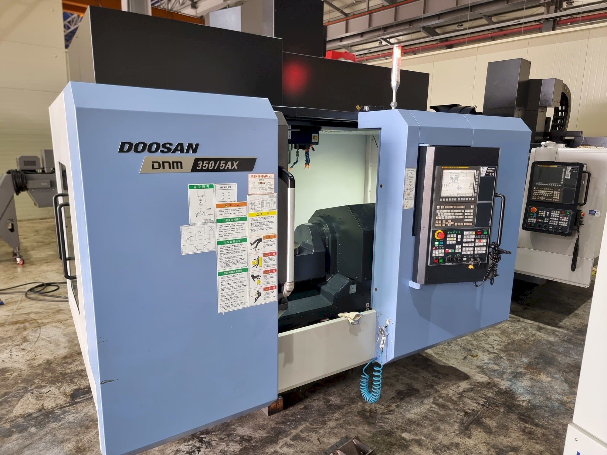 Vue de face de la machine Doosan DNM350/5AX