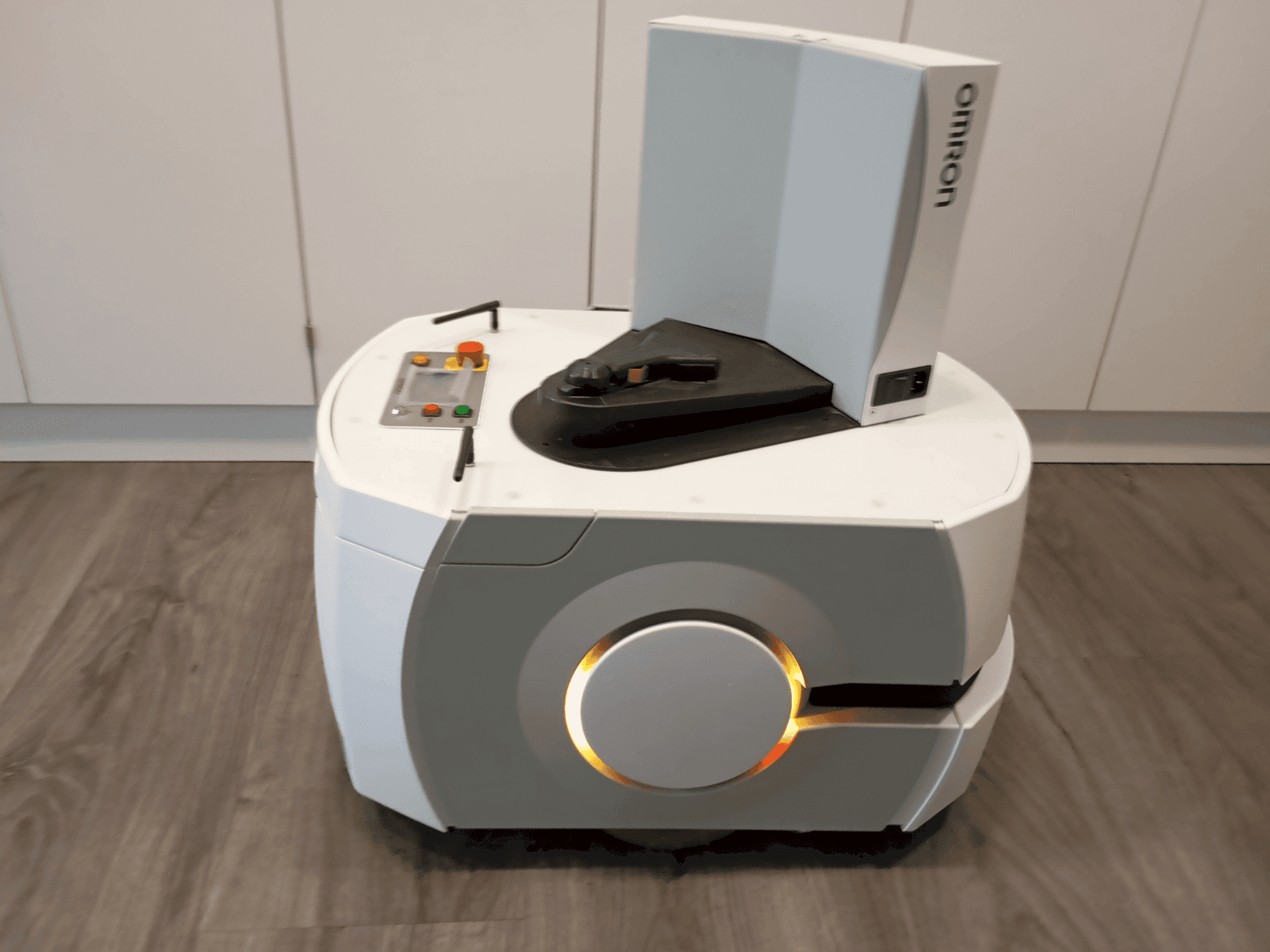 Vue de face de la machine OMRON LD90