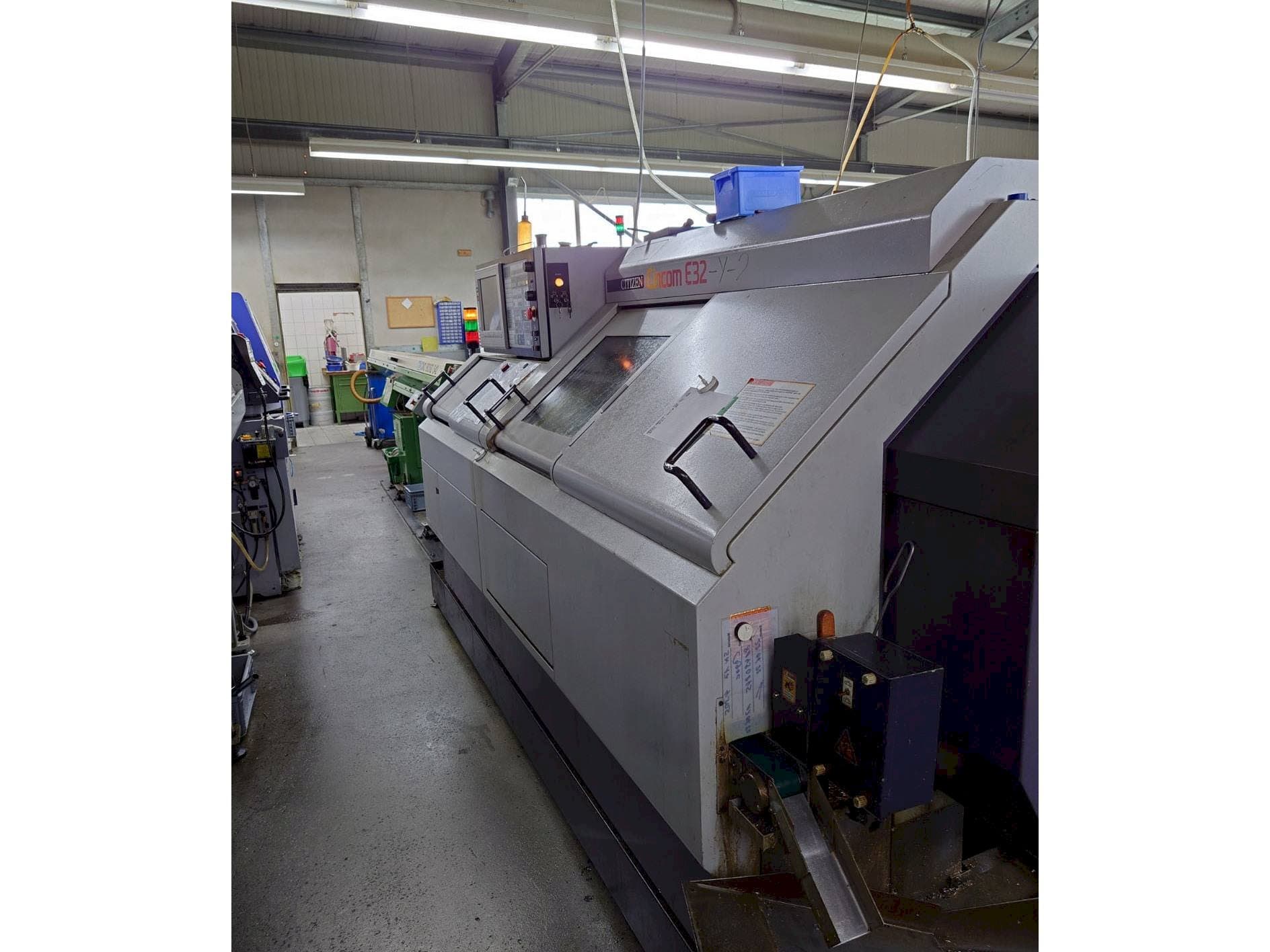 Vue latérale droite de la machine Citizen E32-Y-2