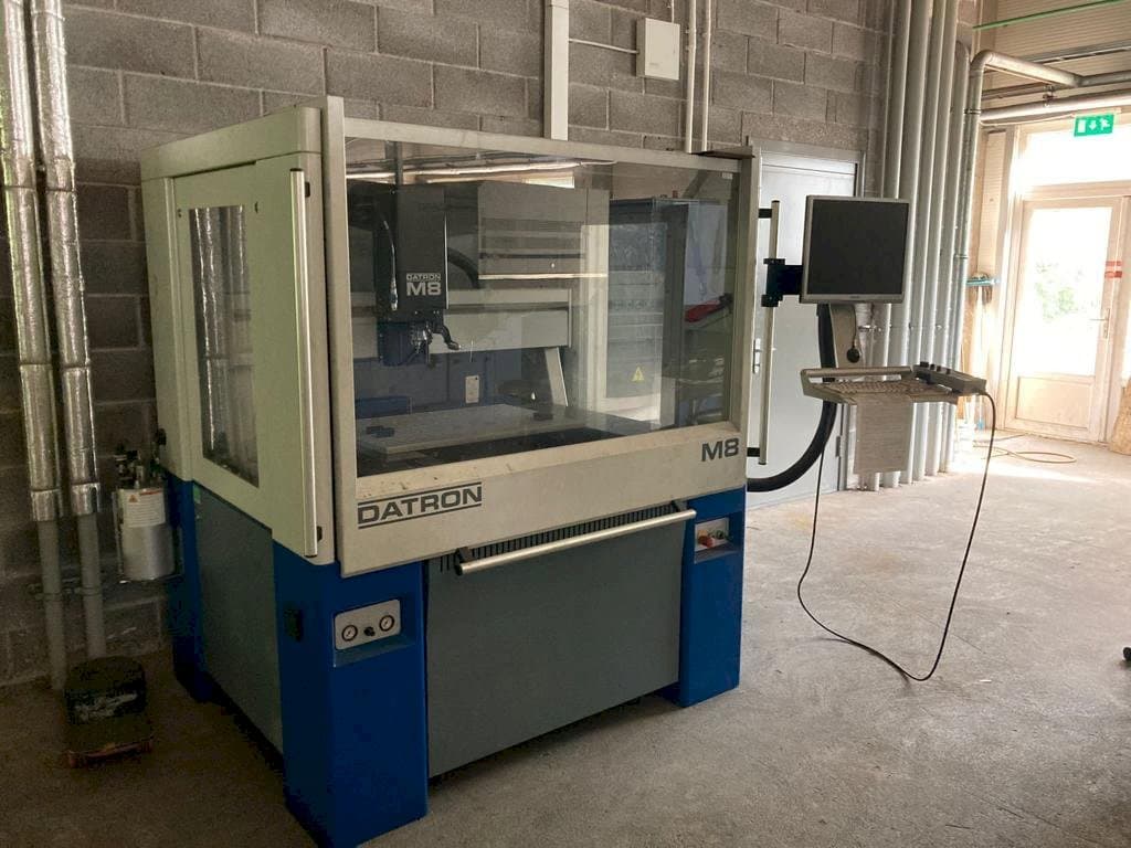 Vue de face de la machine Datron M8A