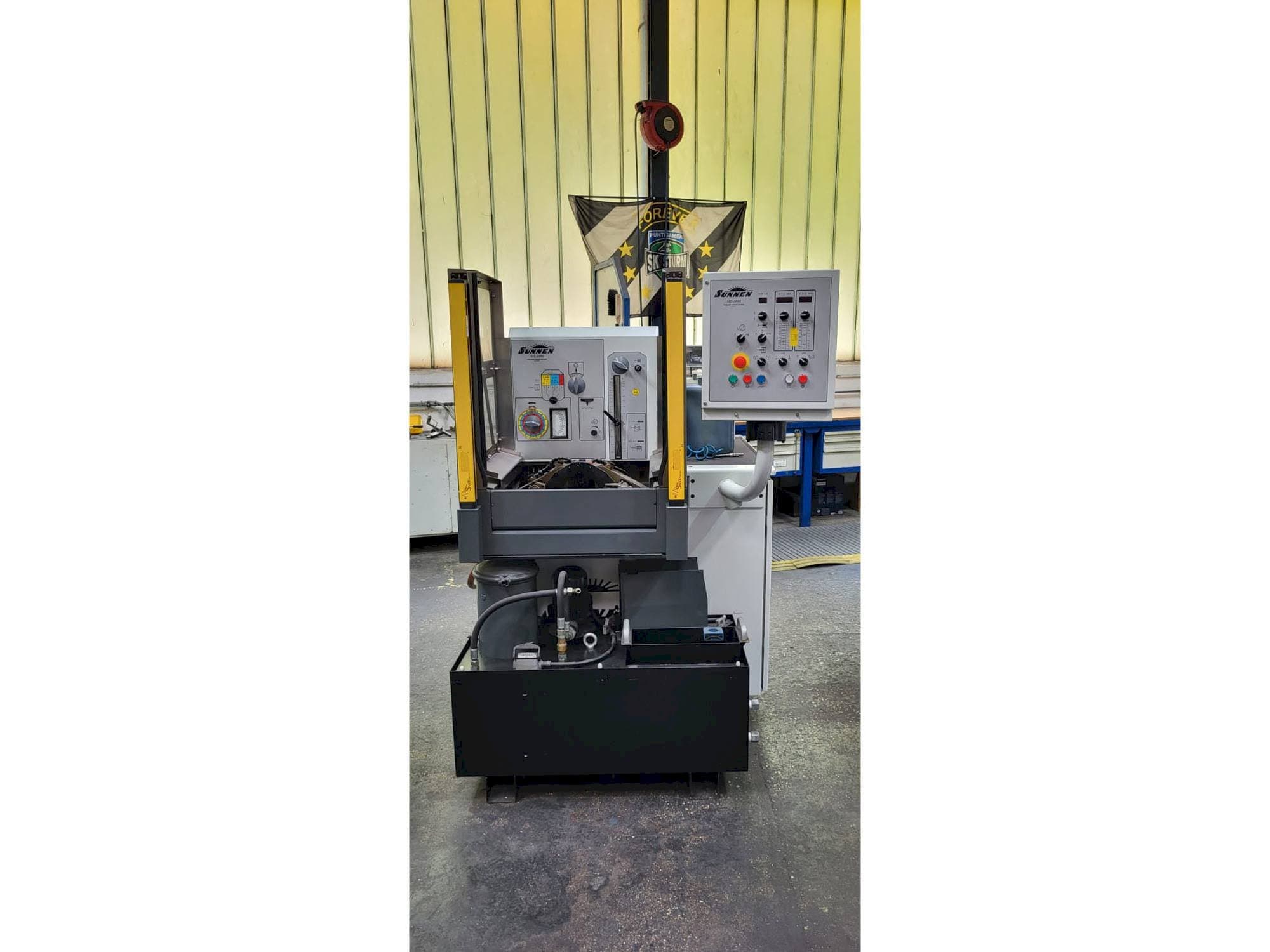 Vue de face de la machine Sunnen ML-2000