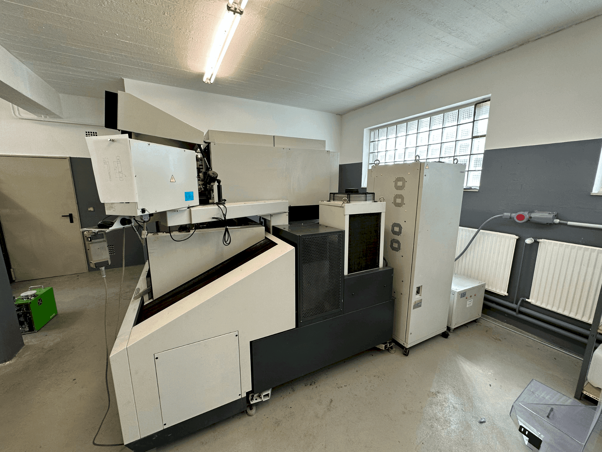 Vue de face de la machine Mitsubishi MV1200S