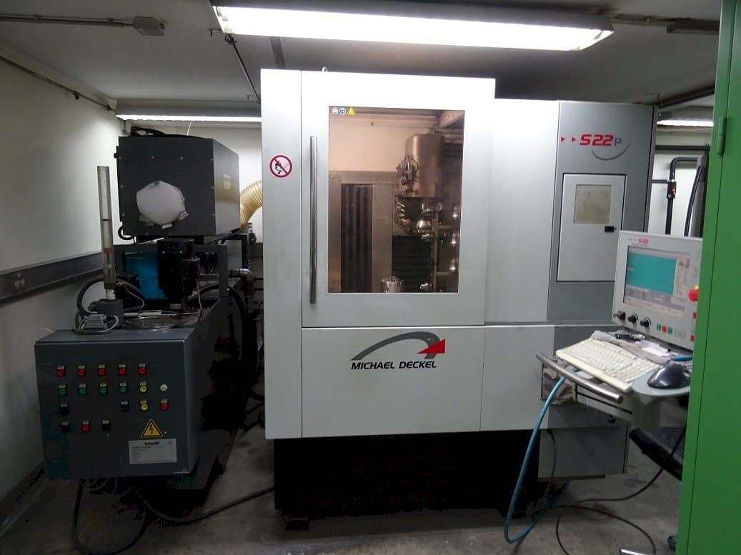 Vue de face de la machine Michael Deckel S22 P