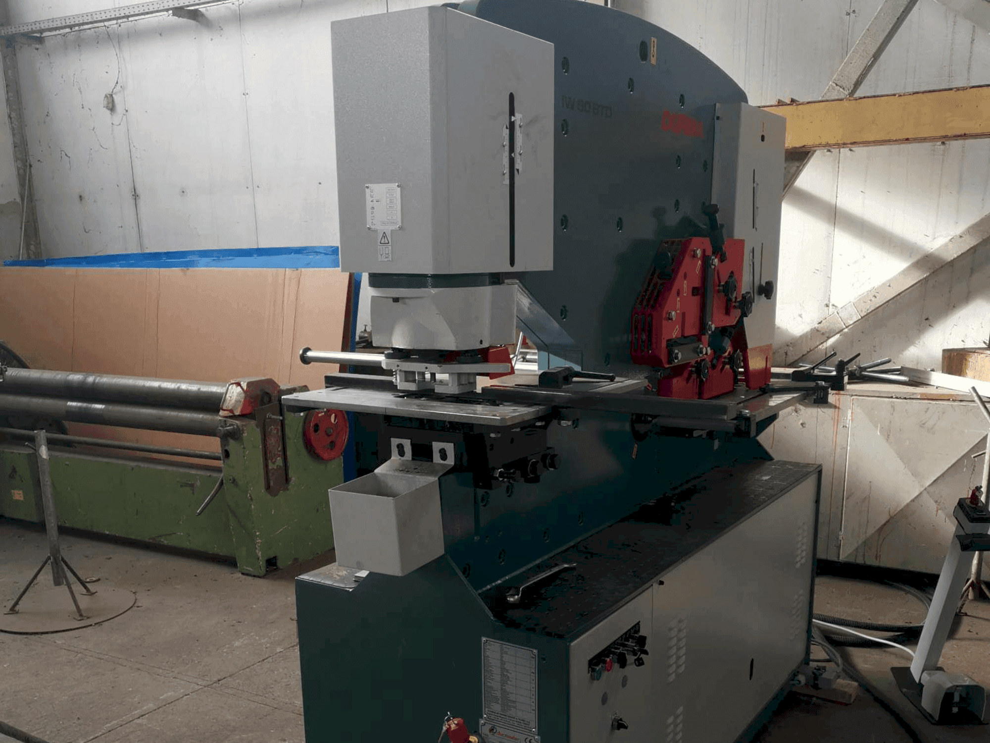 Vue de face de la machine Durma IW 80/150 BTD