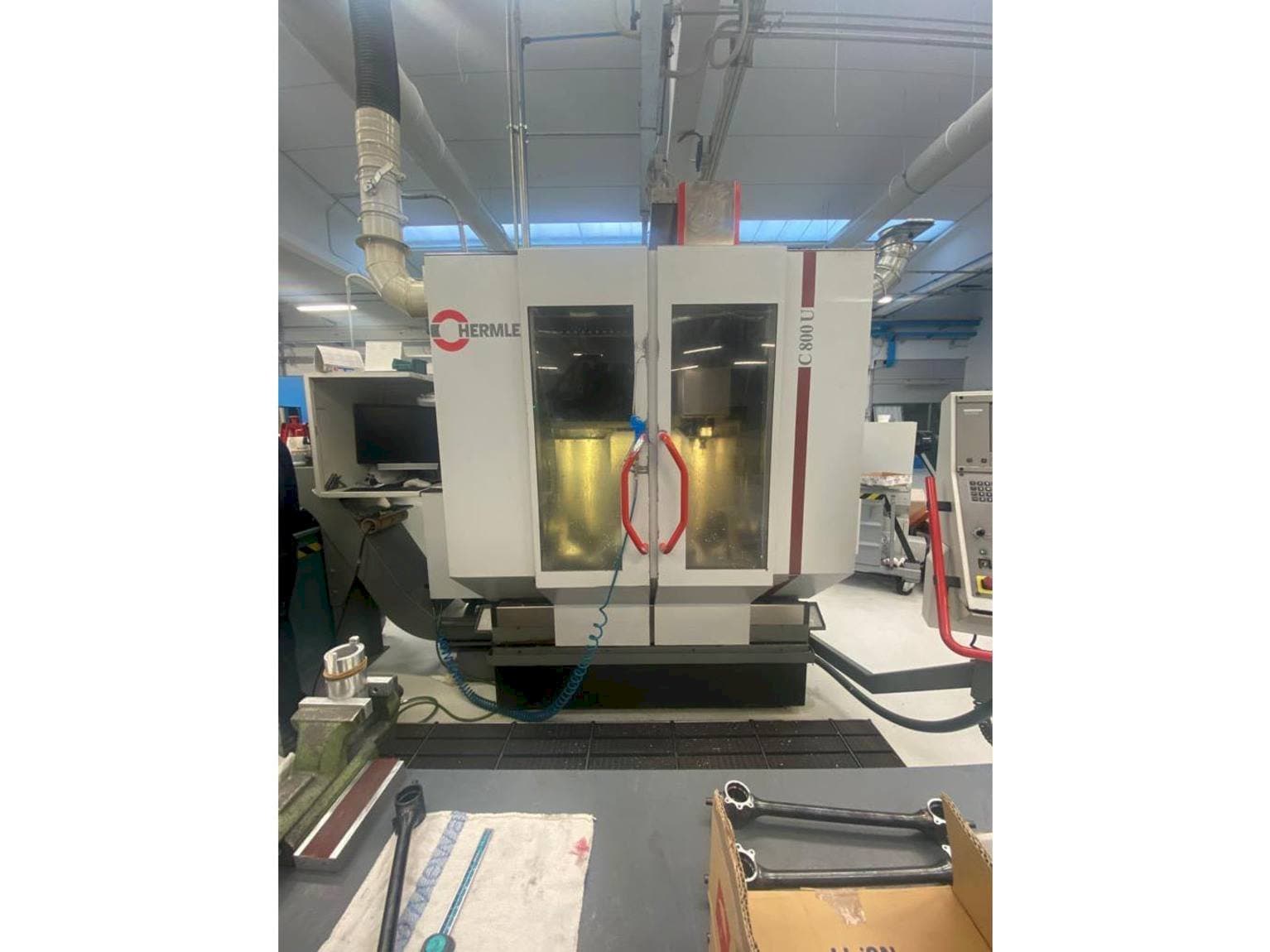 Vue de face de la machine HERMLE C800U