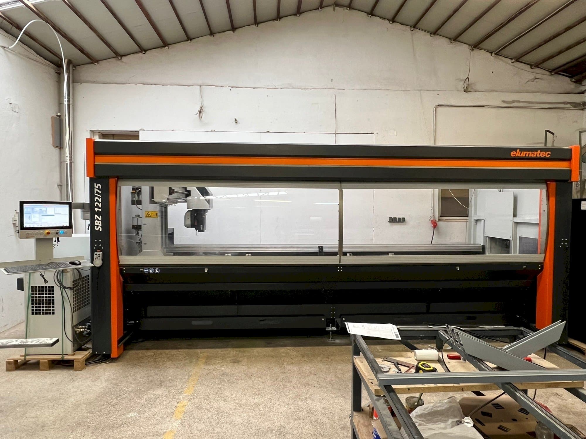 Vue de face de la machine Elumatec SBZ 122/75