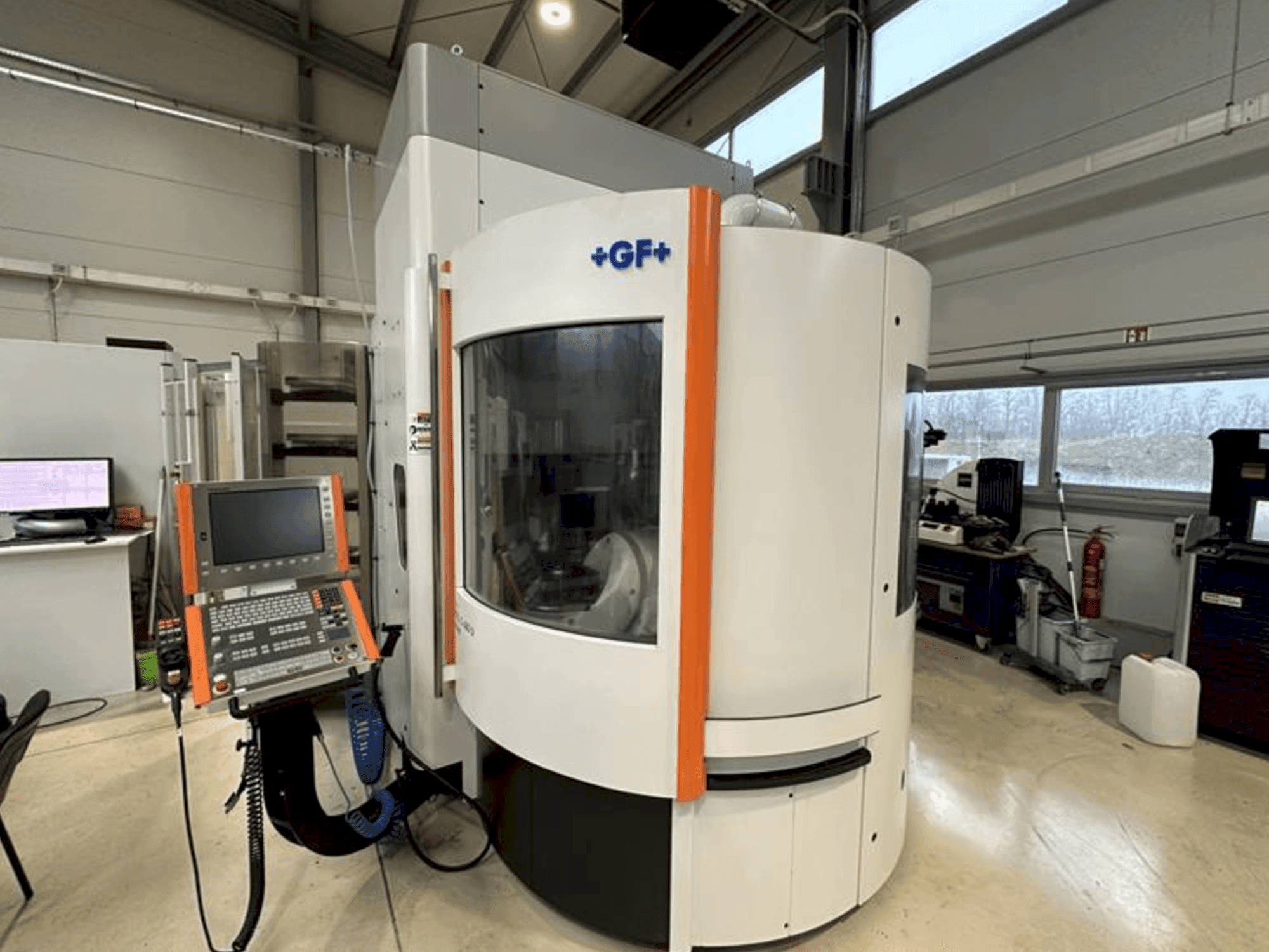 Vue de face de la machine MIKRON Mill S 600 U