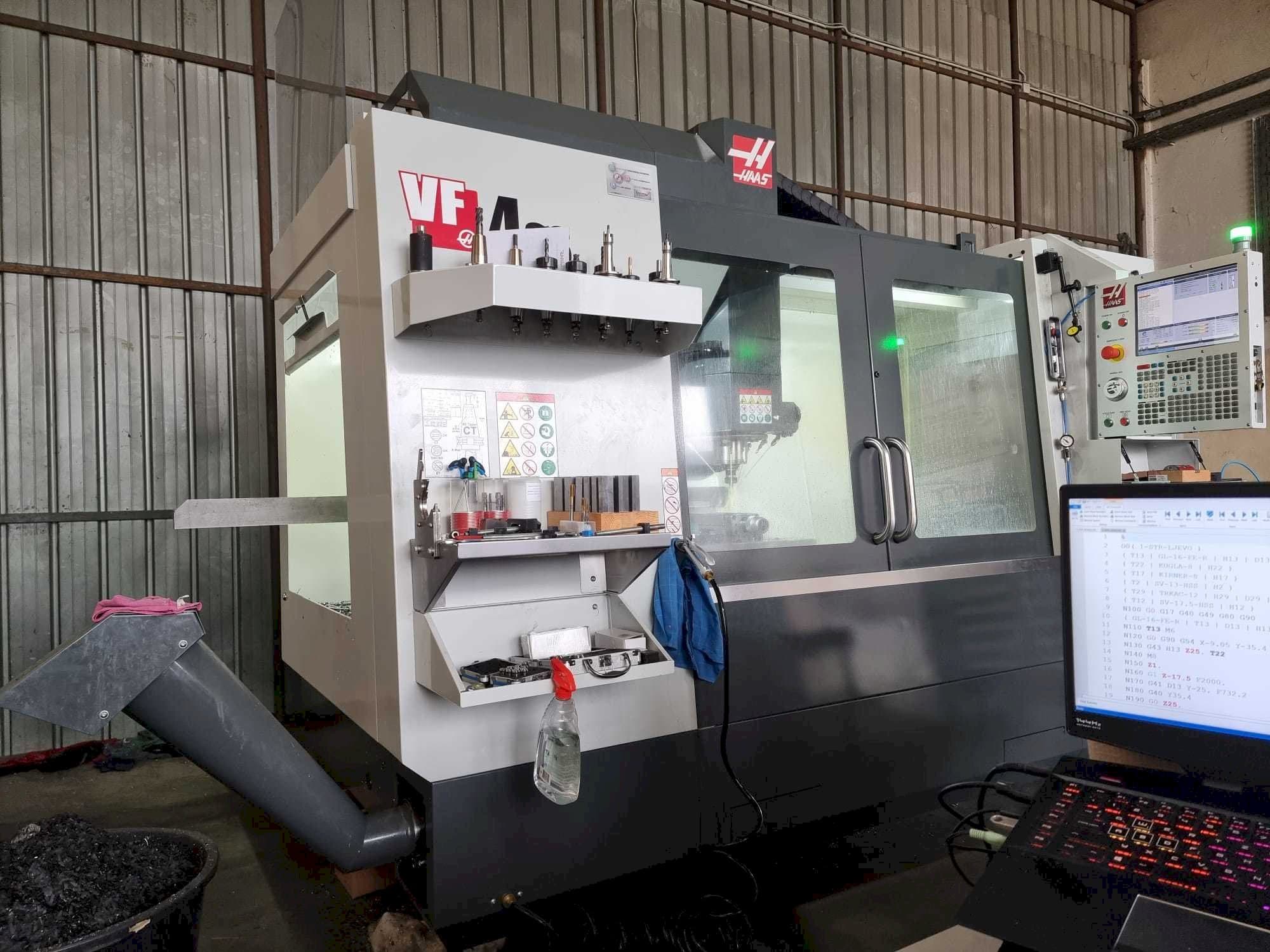 Vue de face de la machine HAAS VF4SS