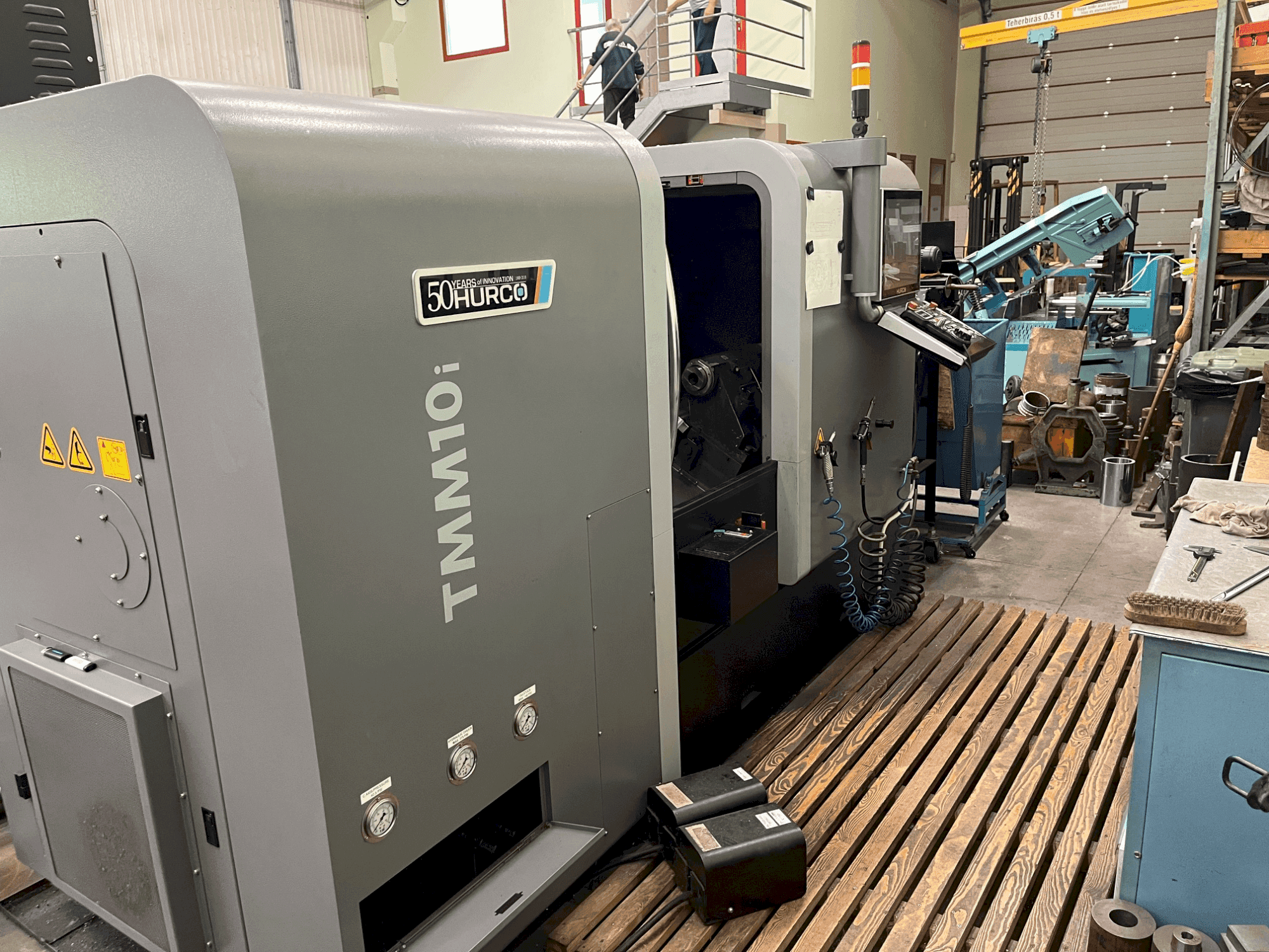 Vue de face de la machine Hurco TMM10i