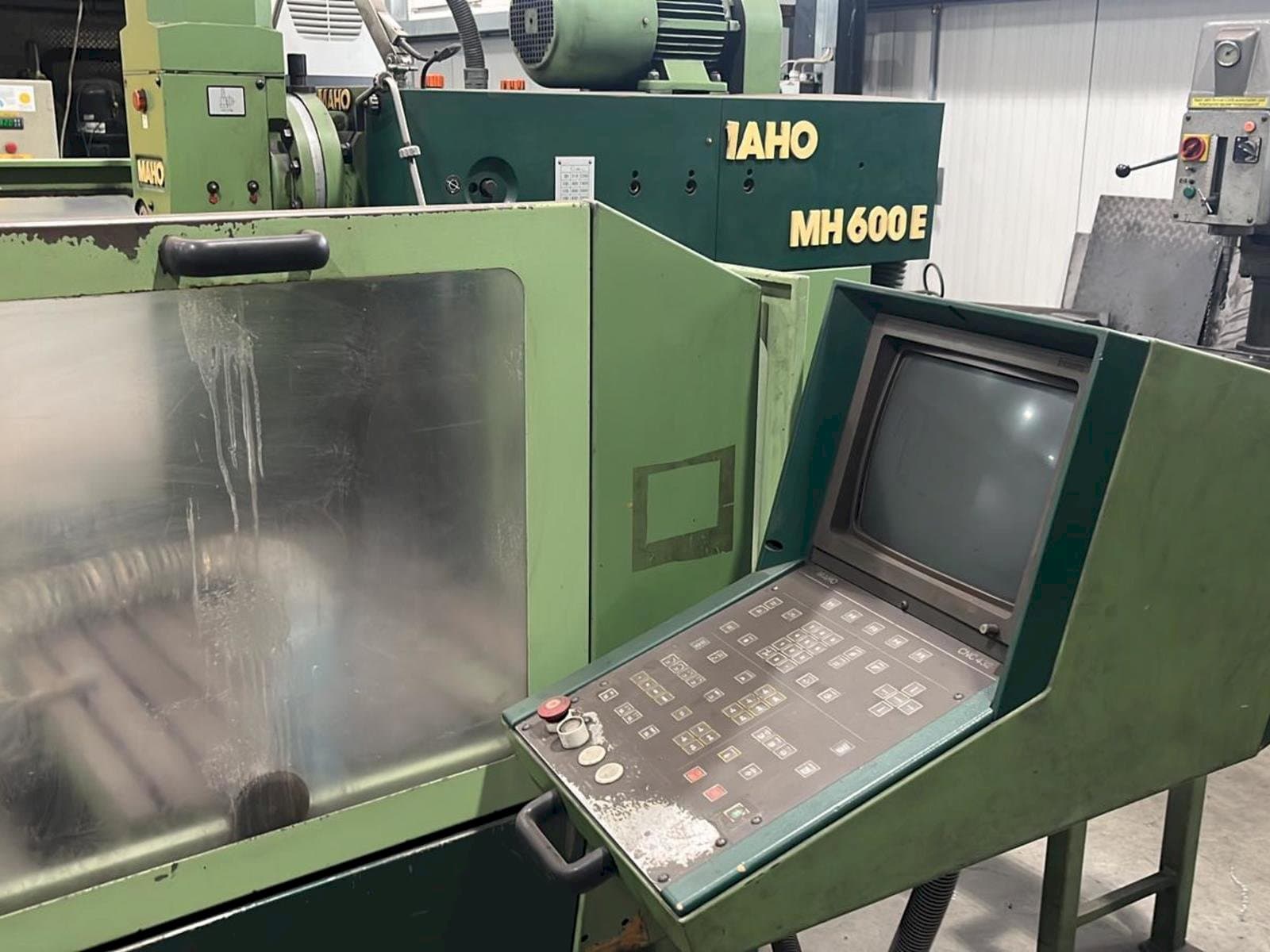 Vue de face de la machine MAHO MH 600 E