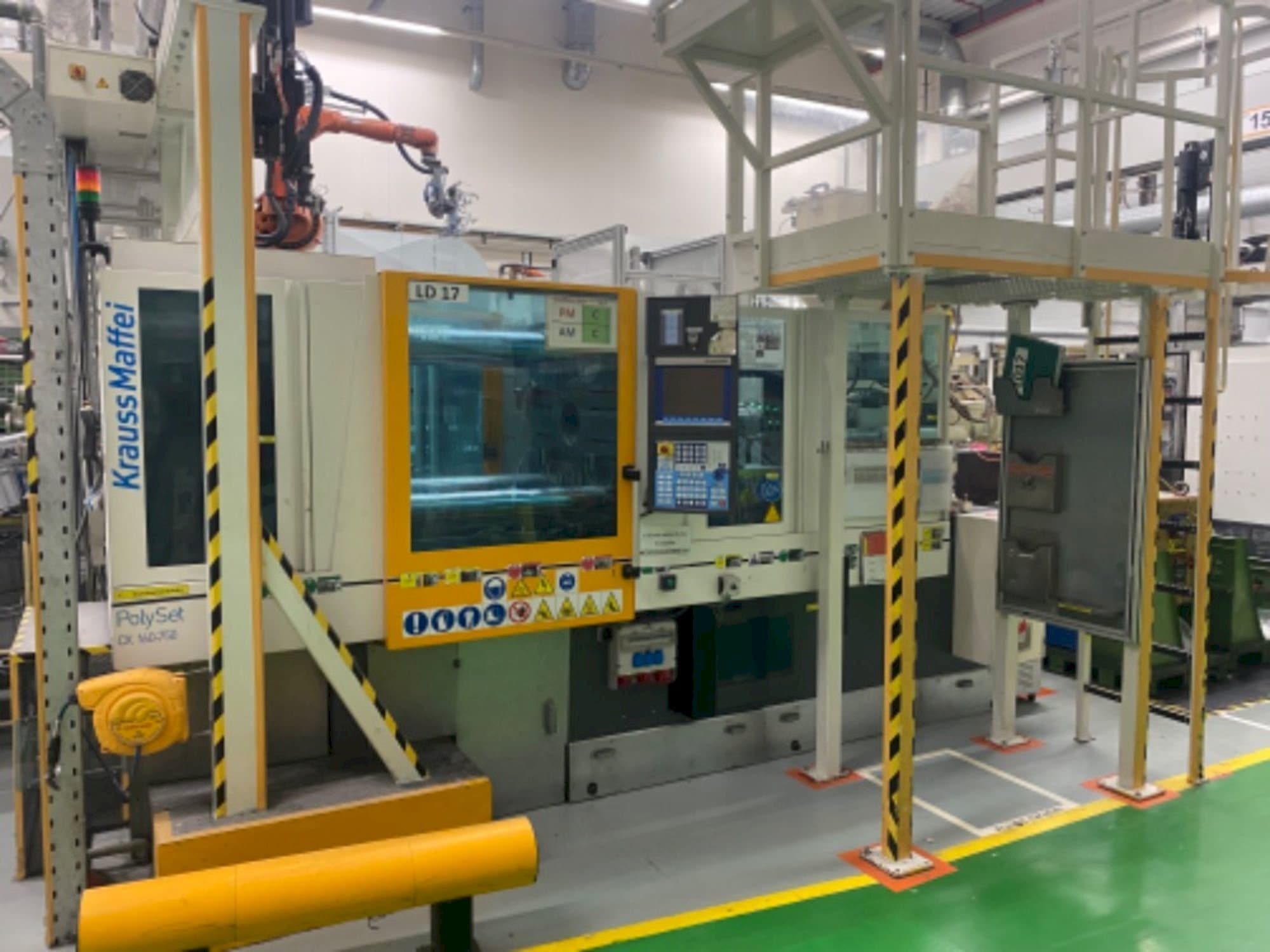 Vue de face de la machine Krauss Maffei 160/750 CX POL