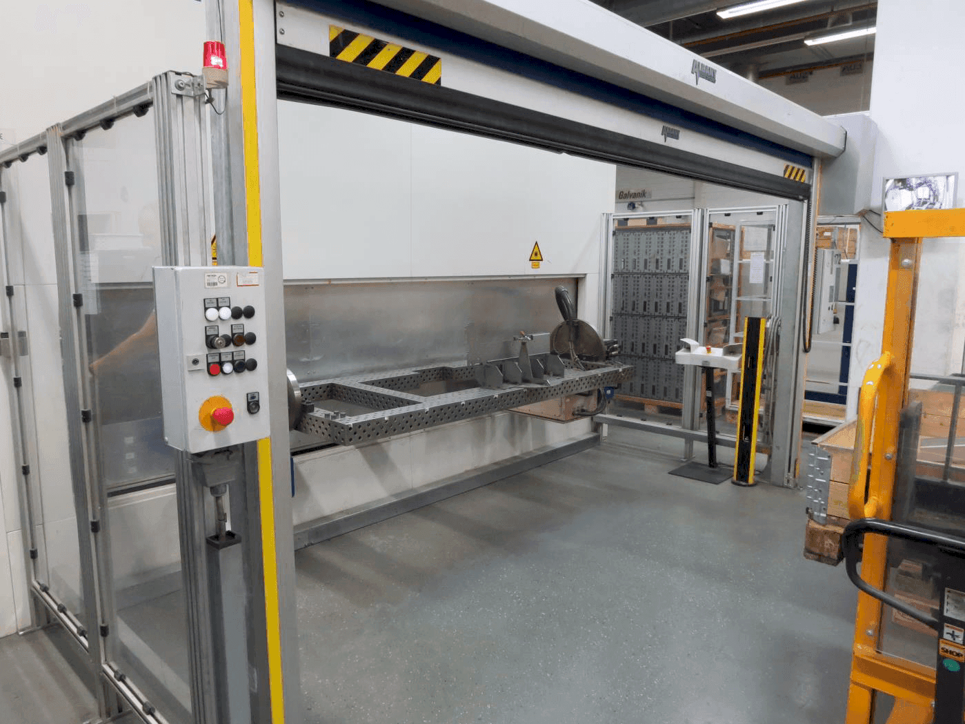 Vue de face de la machine TRUMPF TruLaser Robot 5020