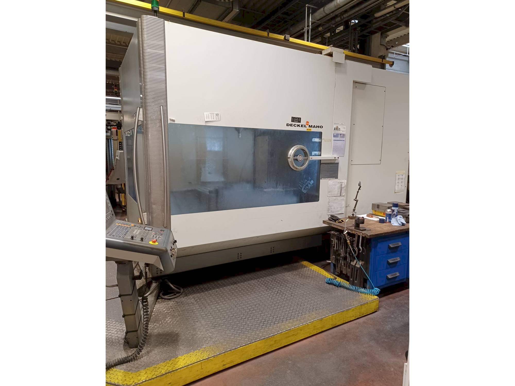 Vue de face de la machine DECKEL MAHO DMU 125 T hi-dyn