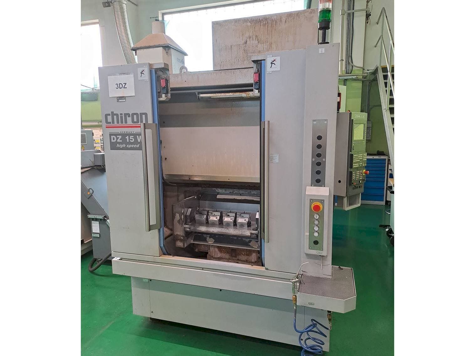 Vue de face de la machine CHIRON DZ 15W HS