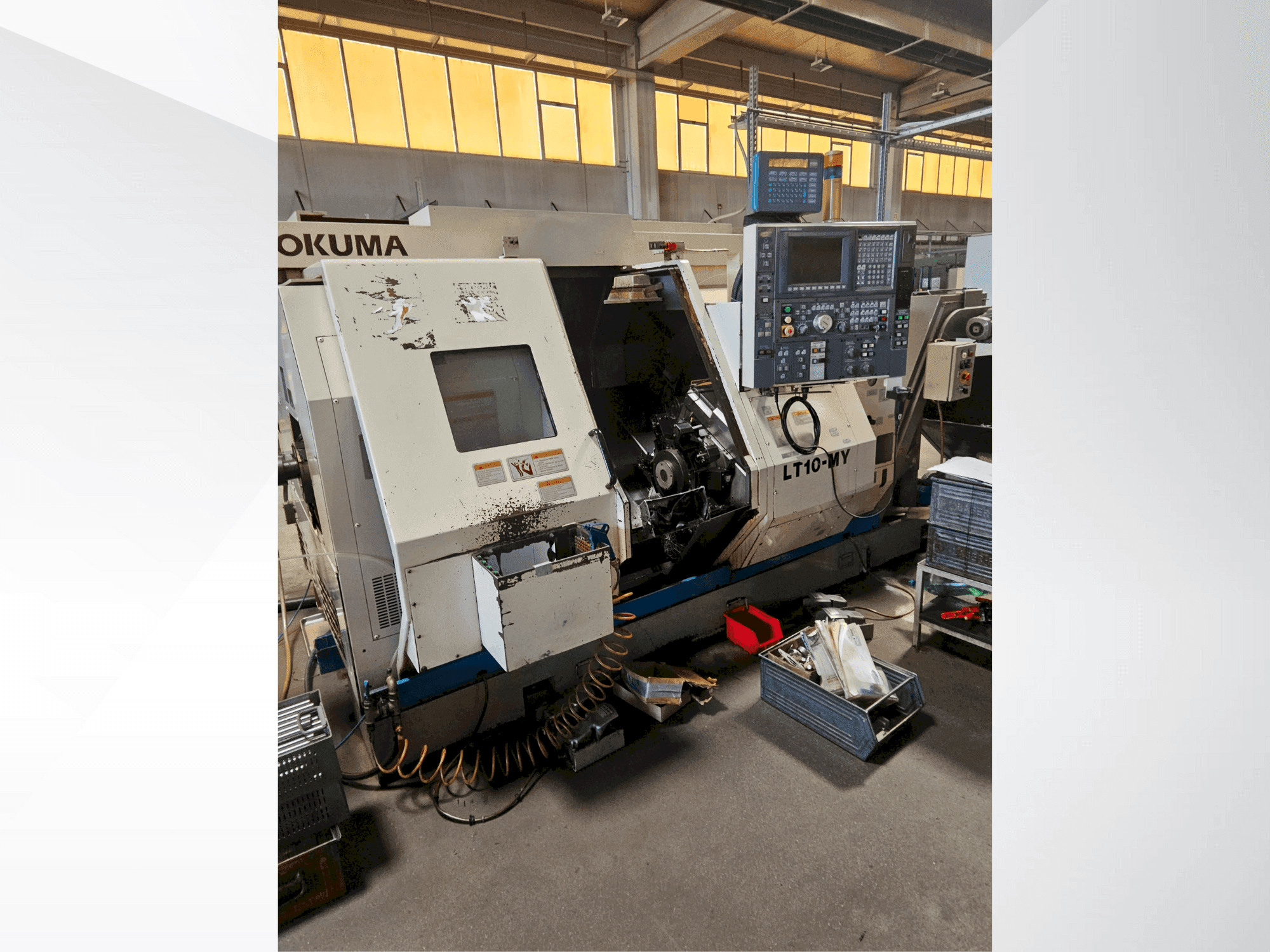 Vue de face de la machine Okuma LT 10 MY