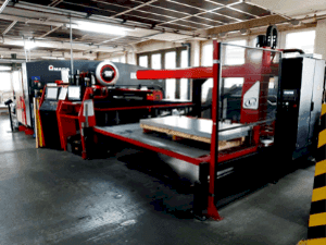 Vue de face de la machine AMADA EMK 3610NT