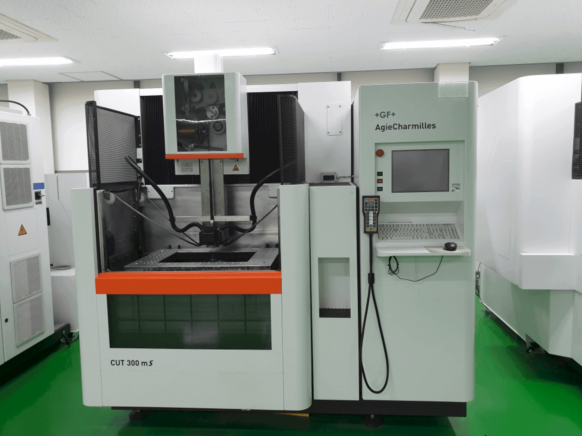 Vue de face de la machine AgieCharmilles CUT 300MS