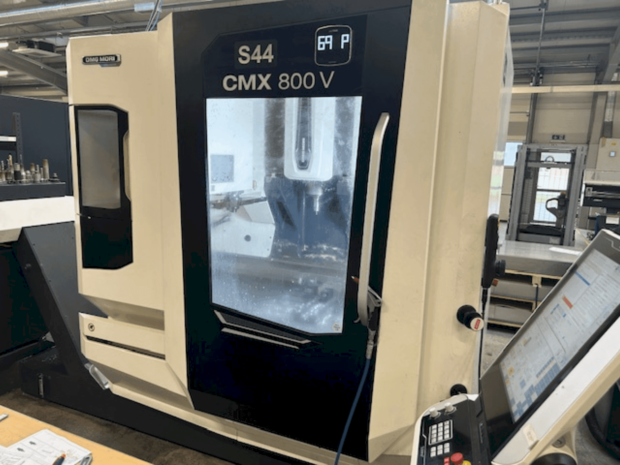 Vue de face de la machine DMG MORI CMX 800 V