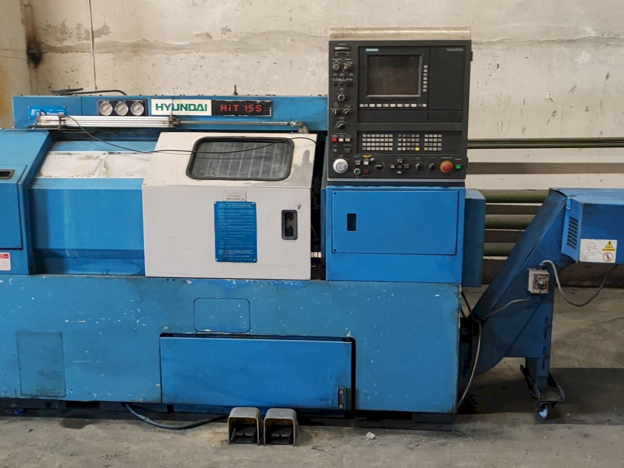 Vue de face de la machine Hyundai HIT15s