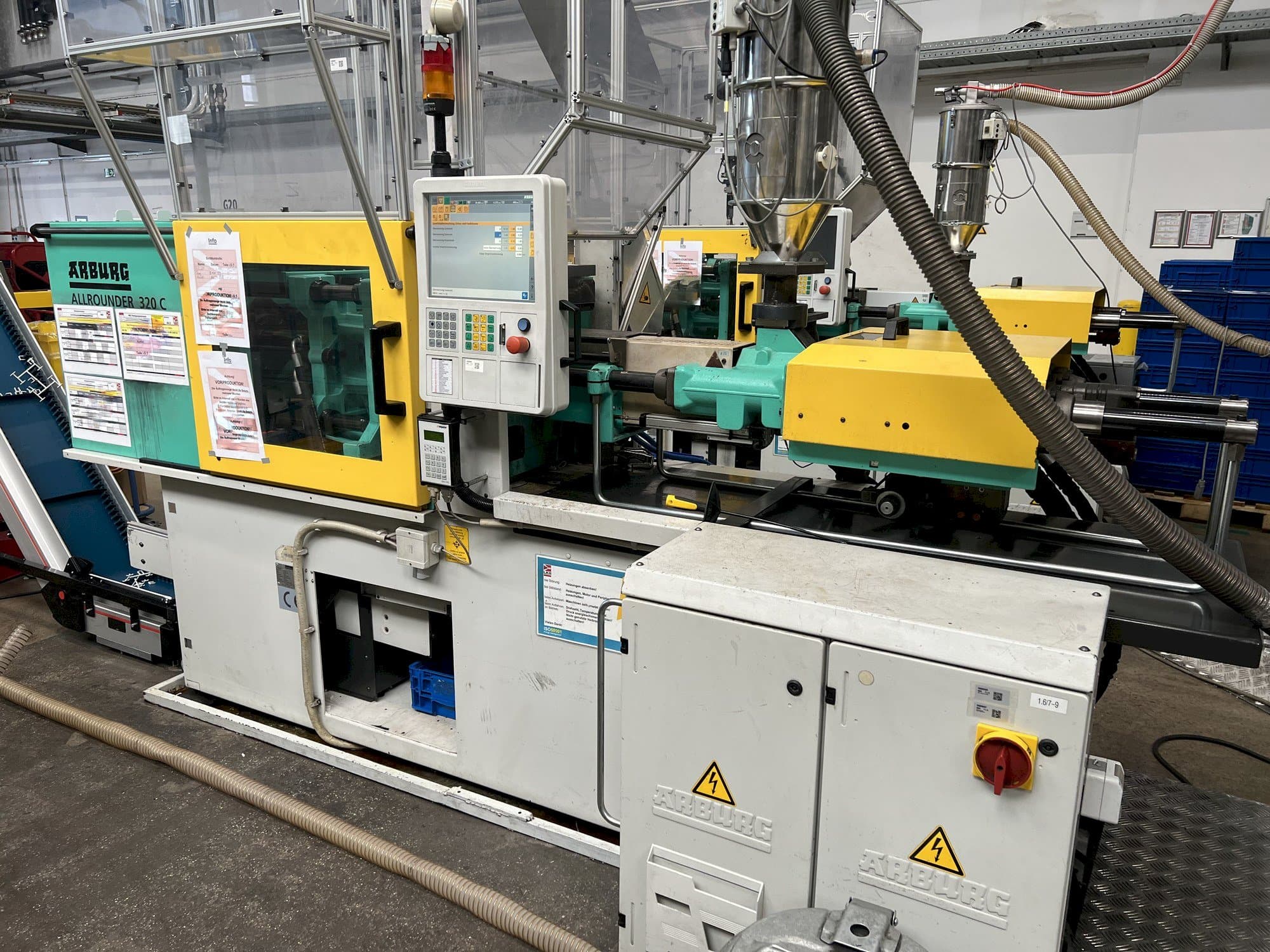 Vue de face de la machine Arburg Allrounder 320C 500 - 170