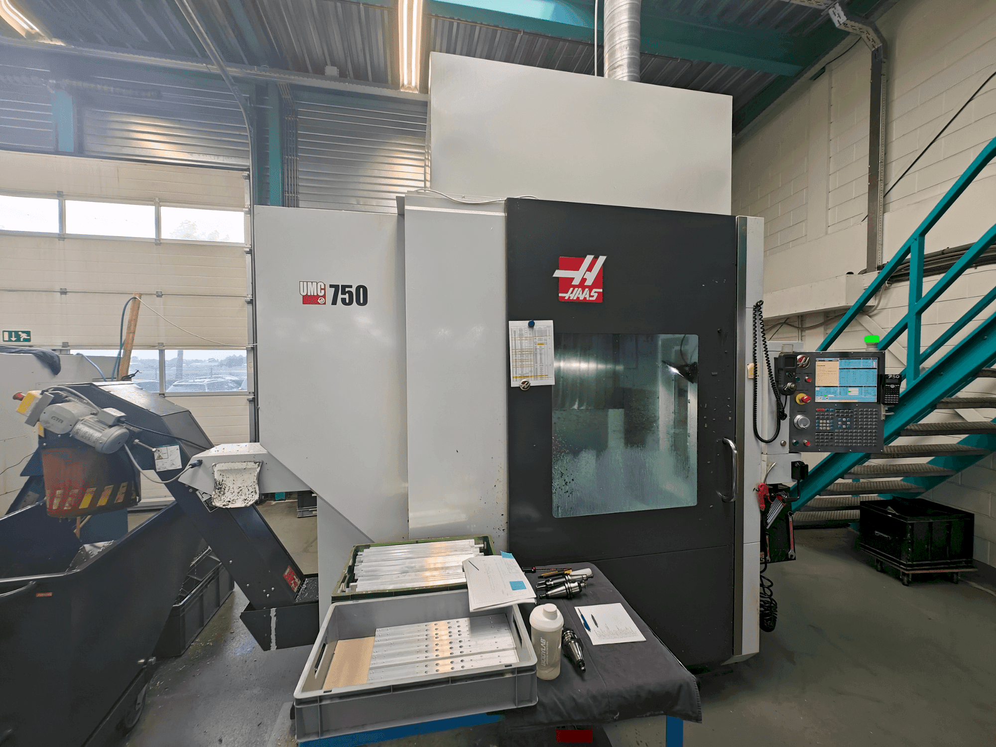 Vue de face de la machine HAAS UMC-750