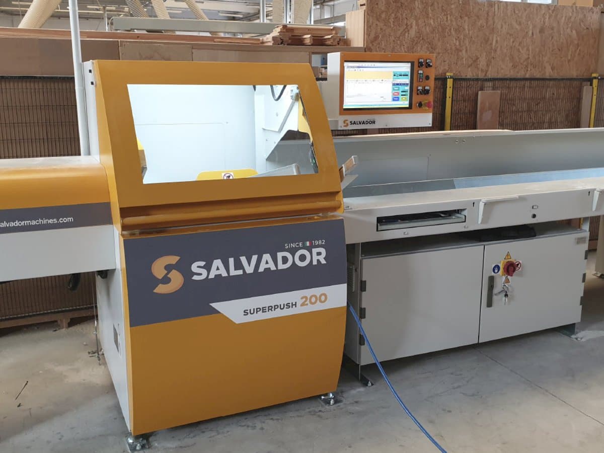 Vue de face de la machine SALVADOR Superpush 200