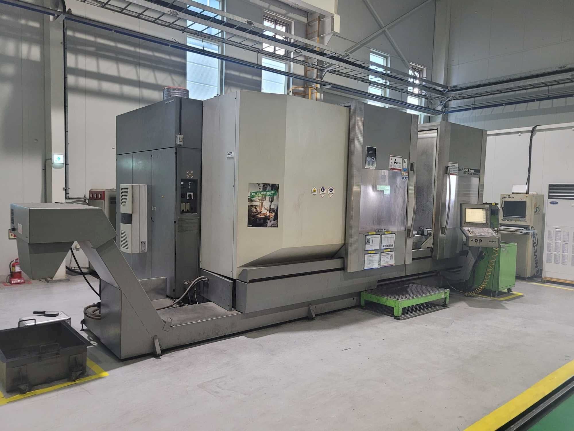 Vue latérale gauche de la machine DECKEL MAHO DMF 250 linear