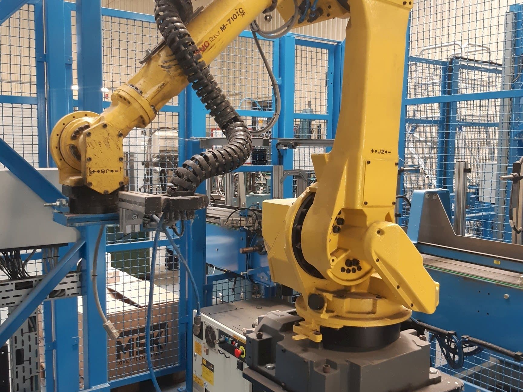 Vue de face de la machine FANUC M-710iC (2015)