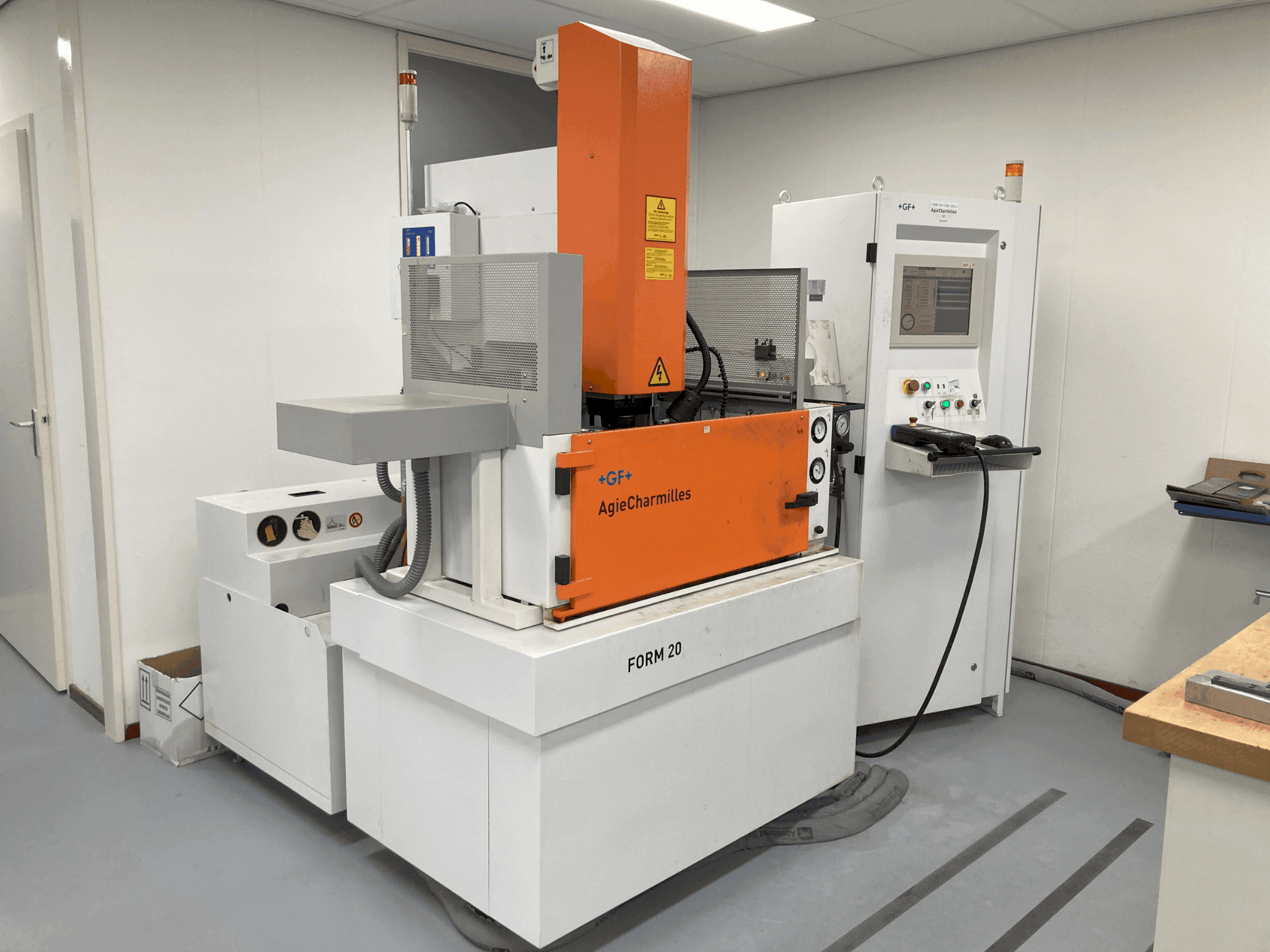 Vue de face de la machine AgieCharmilles CABINET FORM20