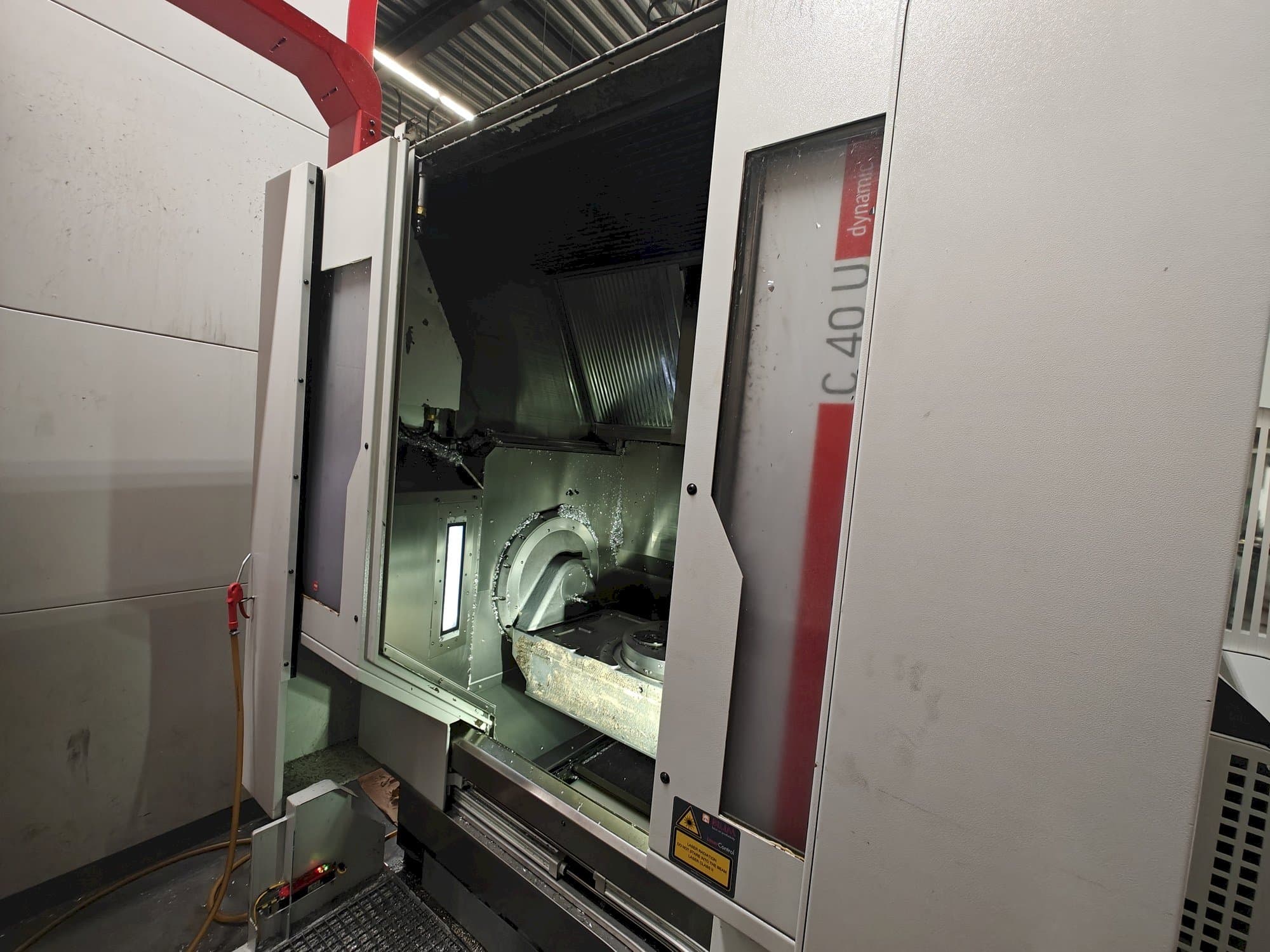 Vue de face de la machine HERMLE C 40 U