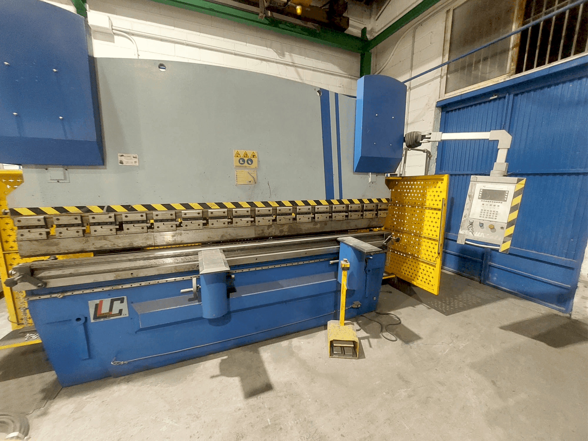 Vue de face de la machine FEYSAMA LLC PH 125/3200