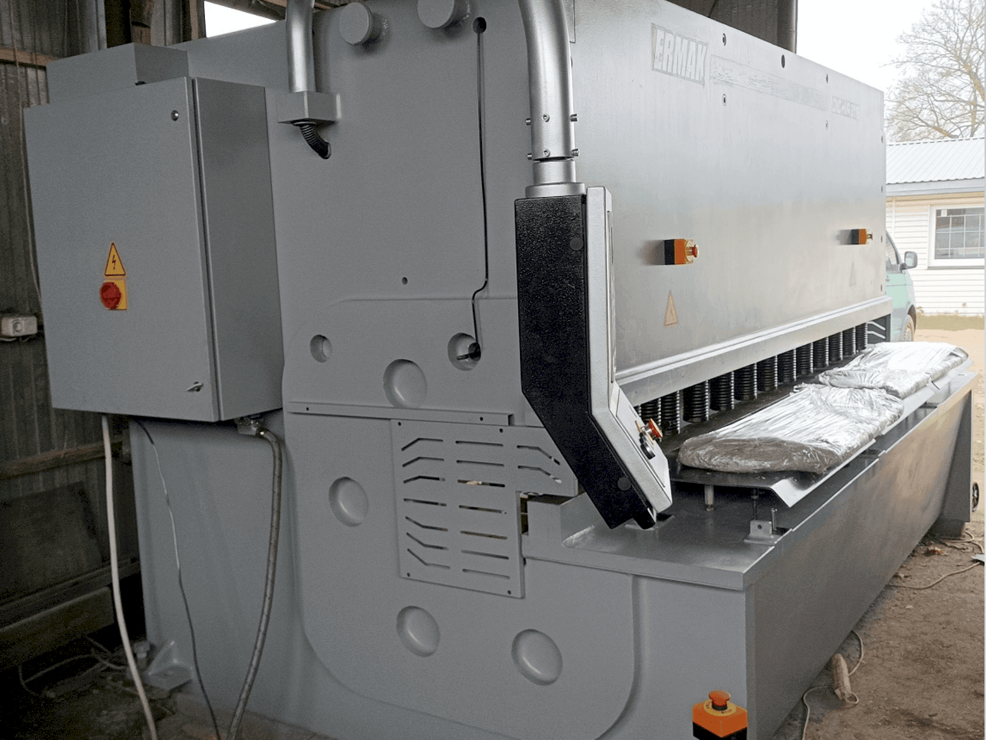 Vue de face de la machine ERMAKSAN HVR 3100-16