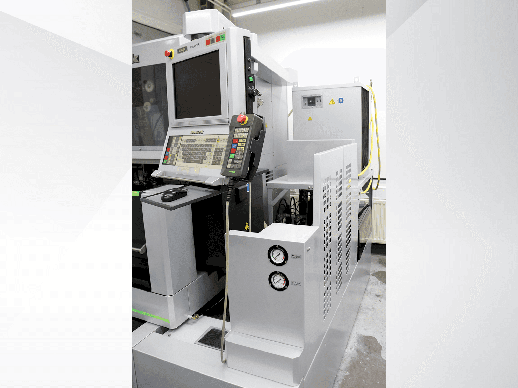 Vue de face de la machine Sodick VL400Q