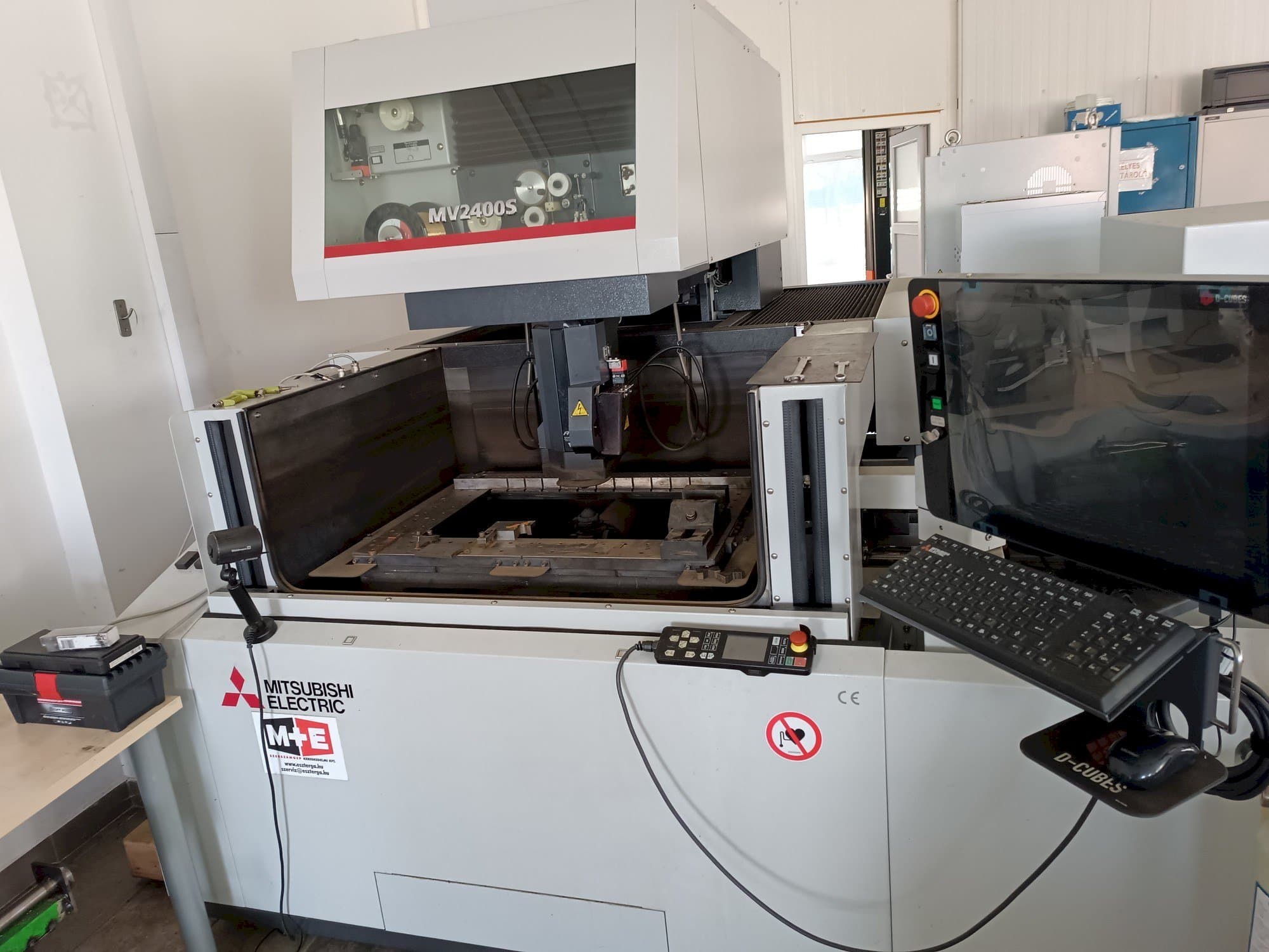 Vue de face de la machine Mitsubishi MV2400S