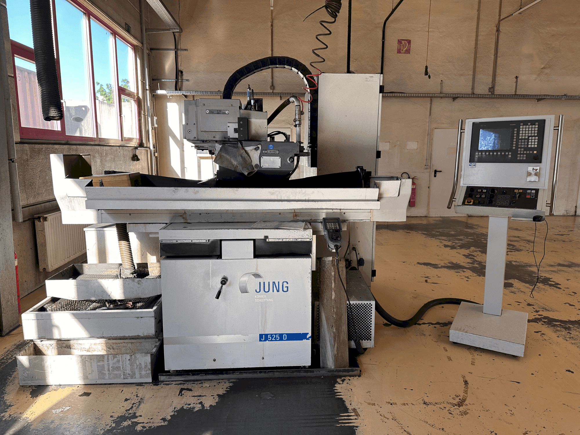 Vue de face de la machine JUNG J 525-D
