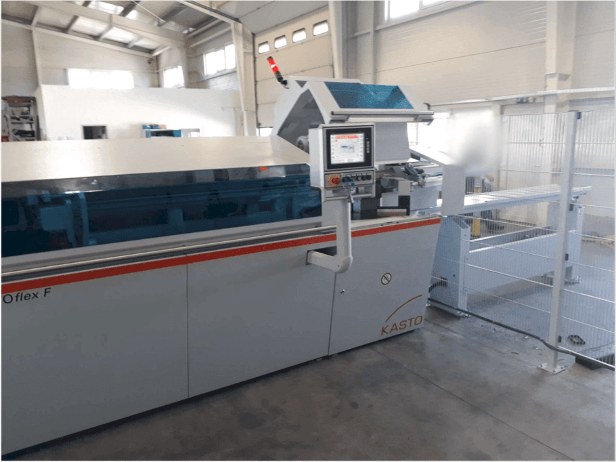 Vue de face de la machine KASTO flex F